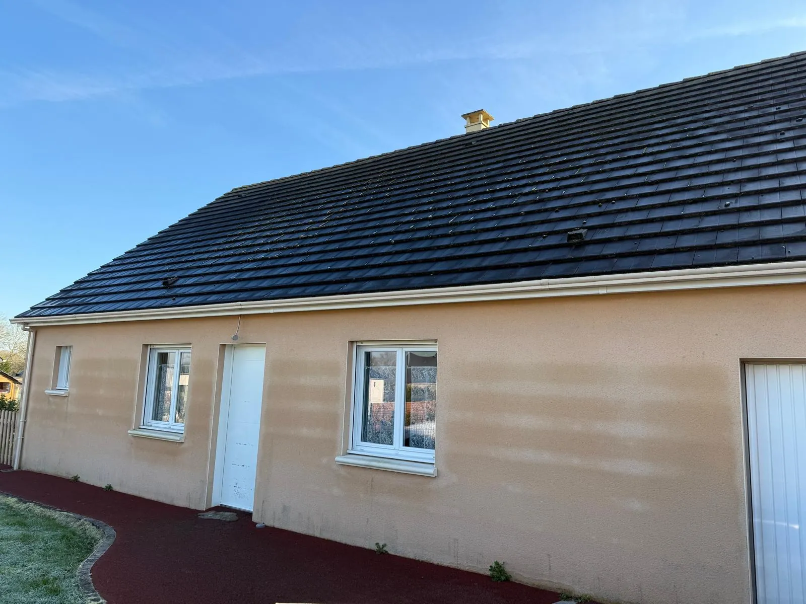 Maison de plain-pied à vendre à Saint-Pierre-des-Nids avec garage et locataire 