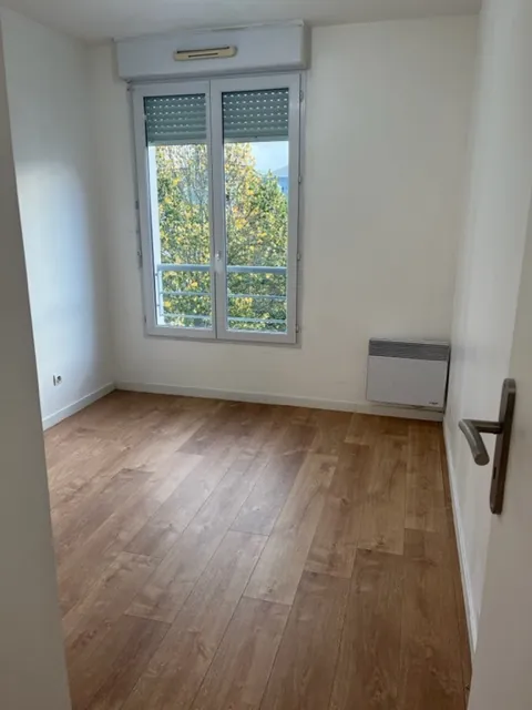 Appartement 4 pièces de 77 m² avec balcon et parking à Cergy le Haut 