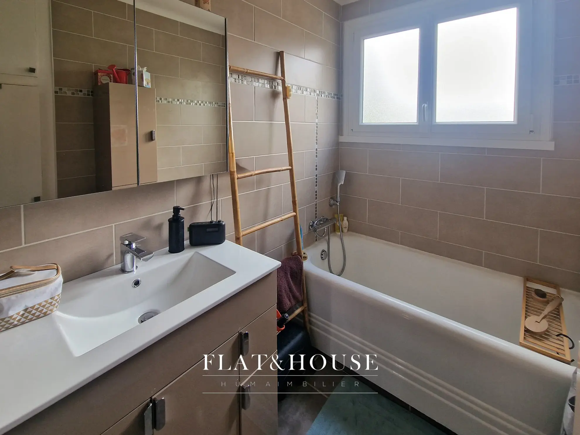 Appartement traversant de 92 m² avec 3 chambres, parking et cave à Nantes 