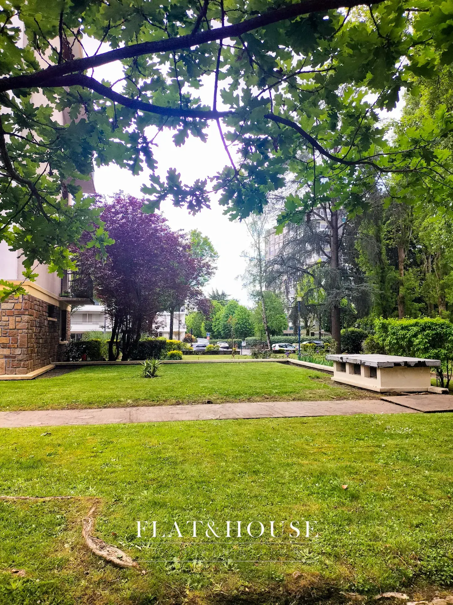 Appartement traversant de 92 m² avec 3 chambres, parking et cave à Nantes 