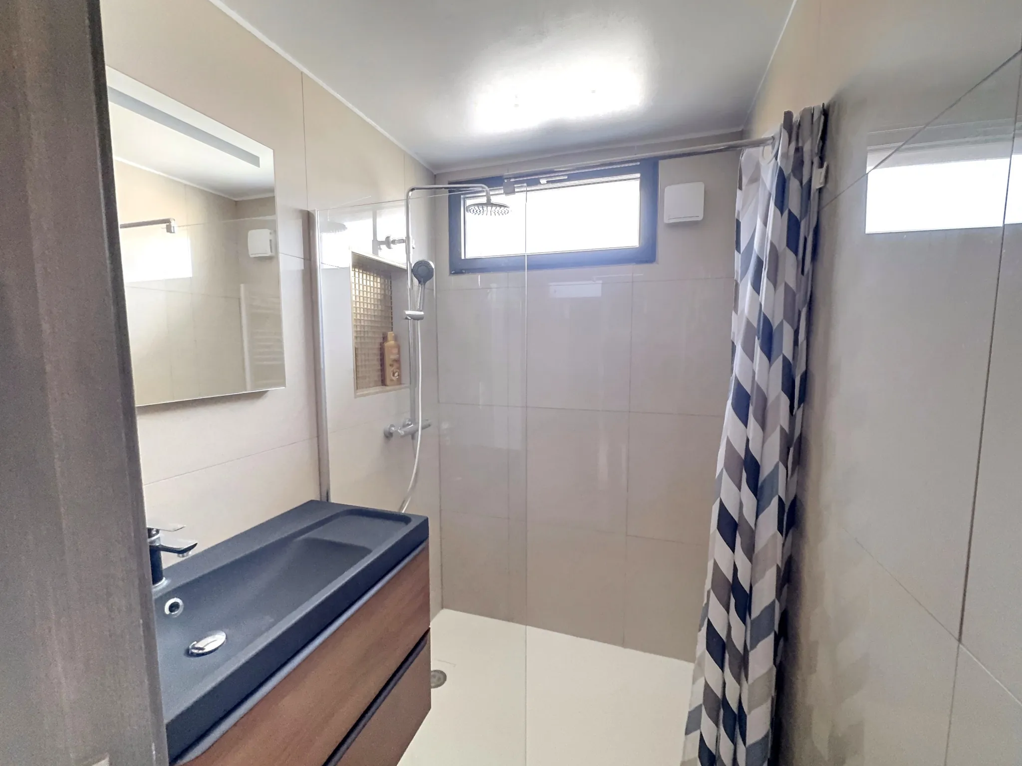 Appartement rénové avec 3 chambres et jardin privé à Reims 