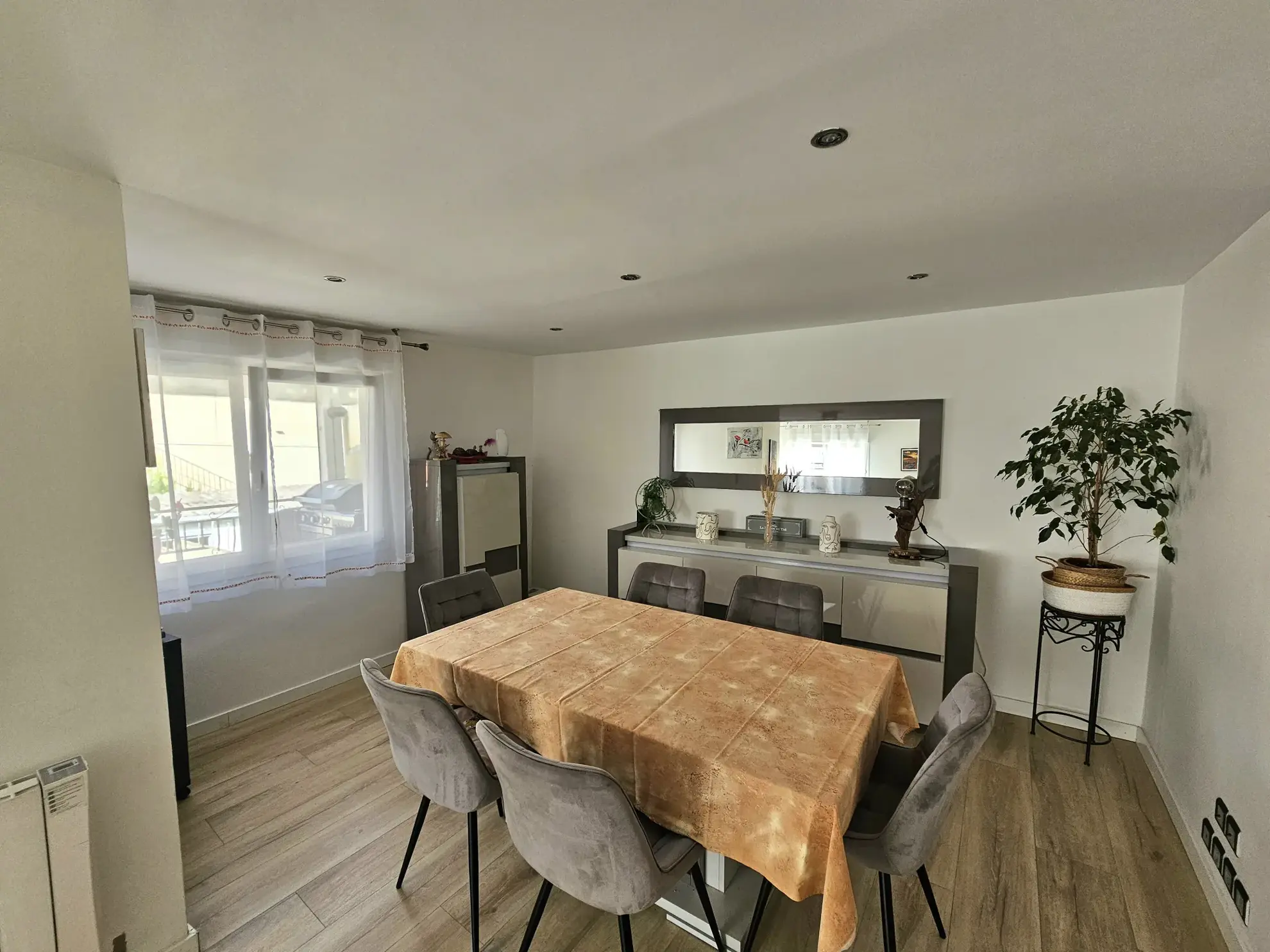 Charmante maison rénovée avec ascenseur et jardin à Firminy 