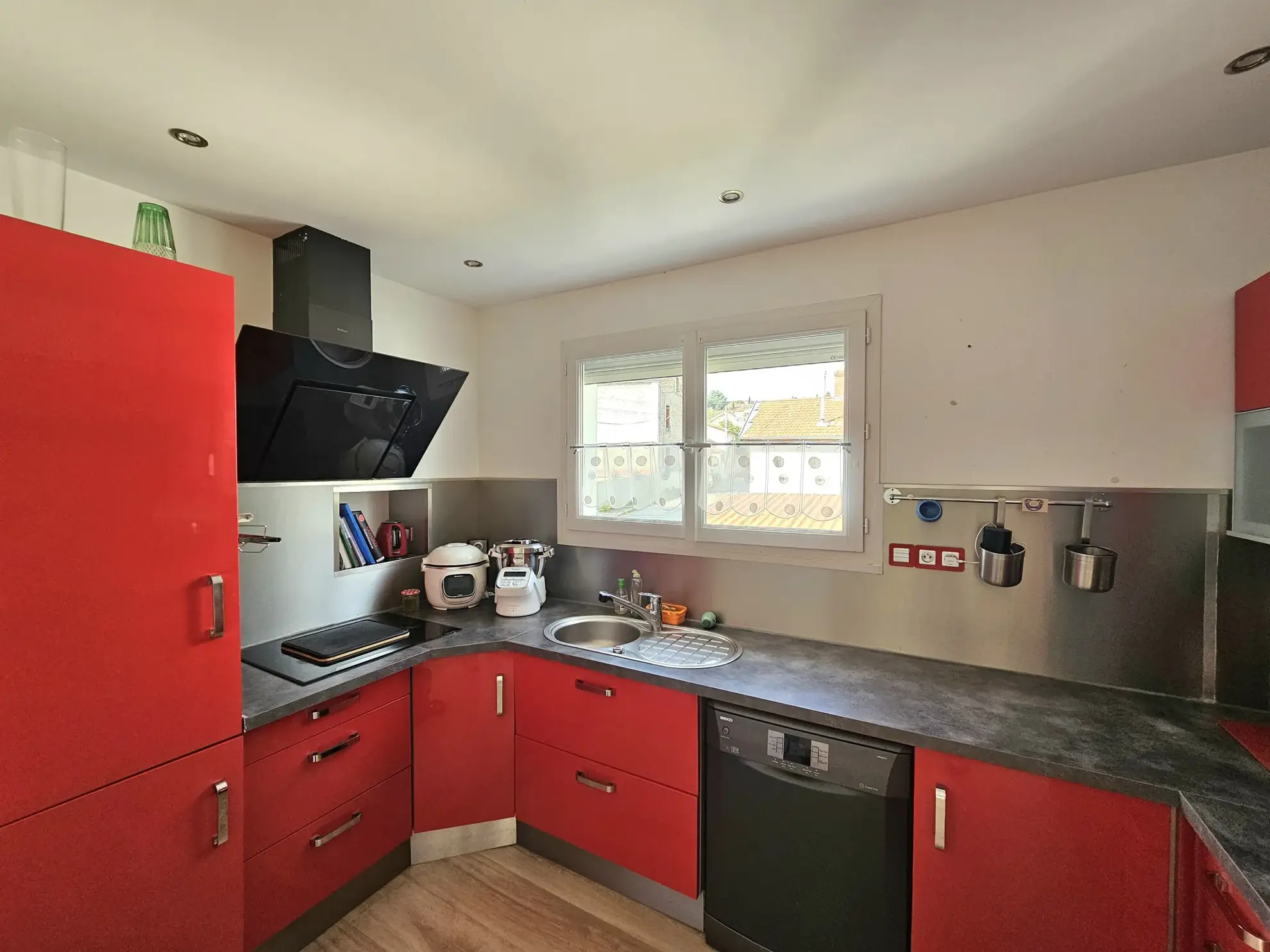 Charmante maison rénovée avec ascenseur et jardin à Firminy 