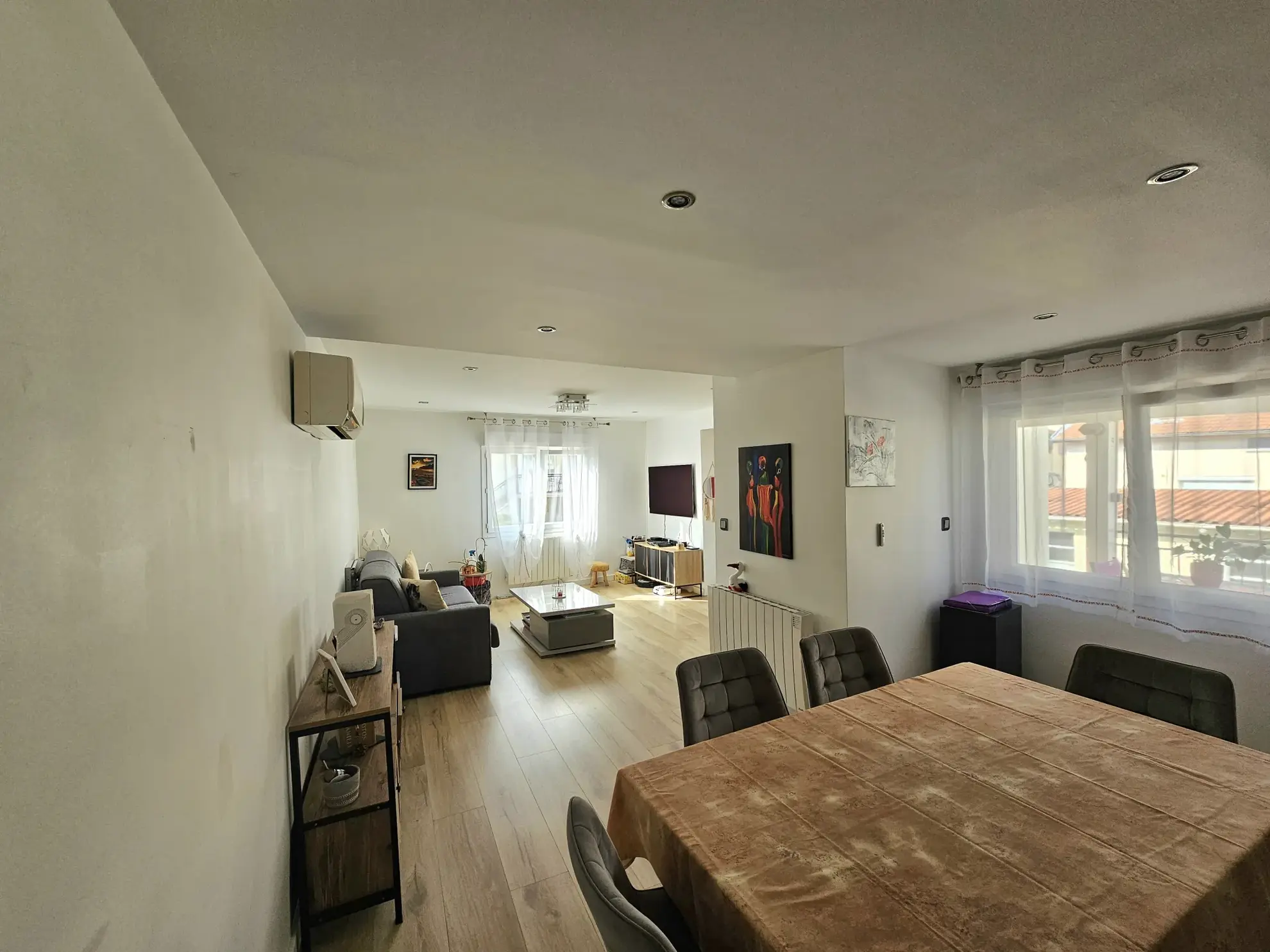 Charmante maison rénovée avec ascenseur et jardin à Firminy 