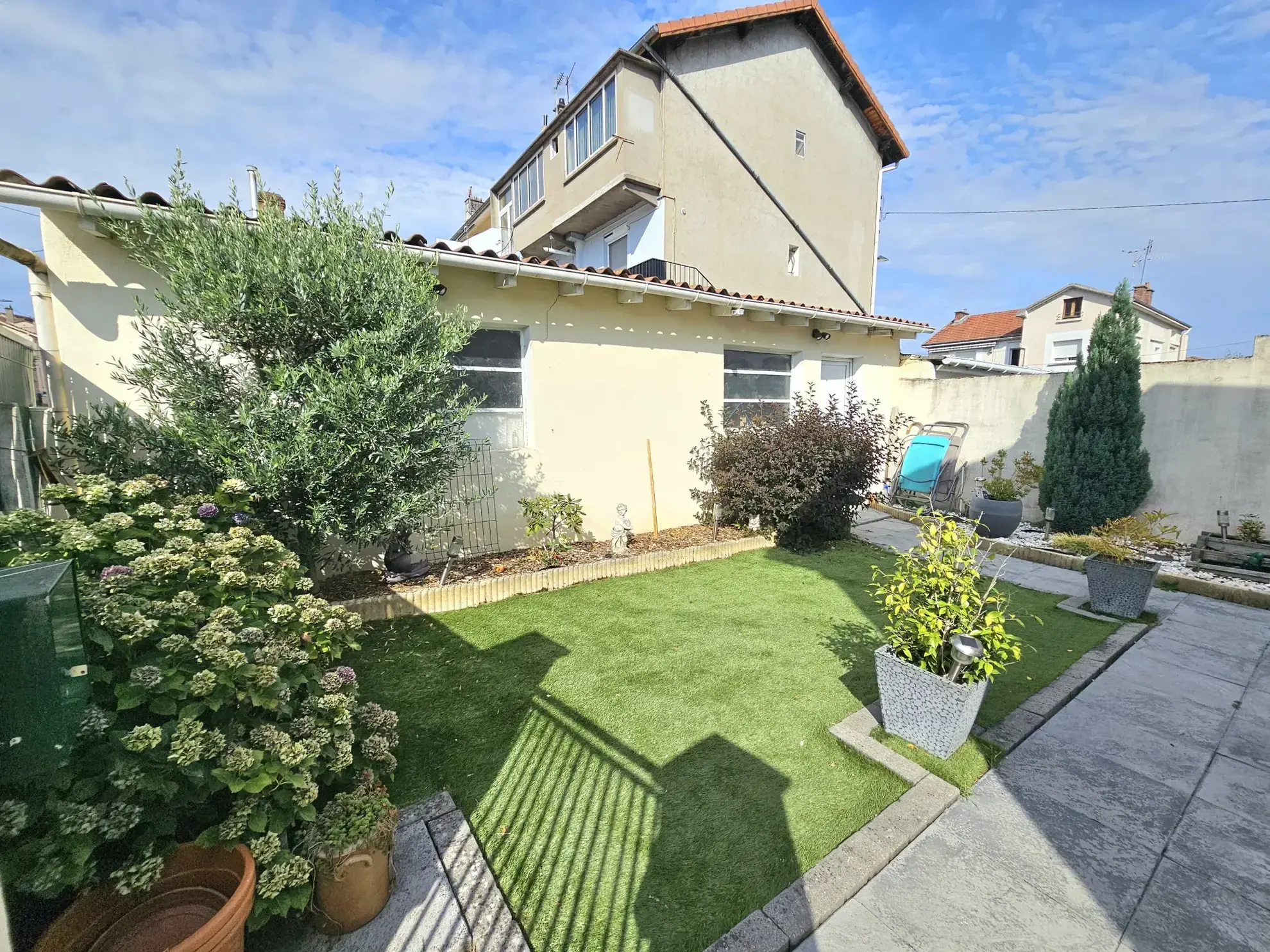 Charmante maison rénovée avec ascenseur et jardin à Firminy 