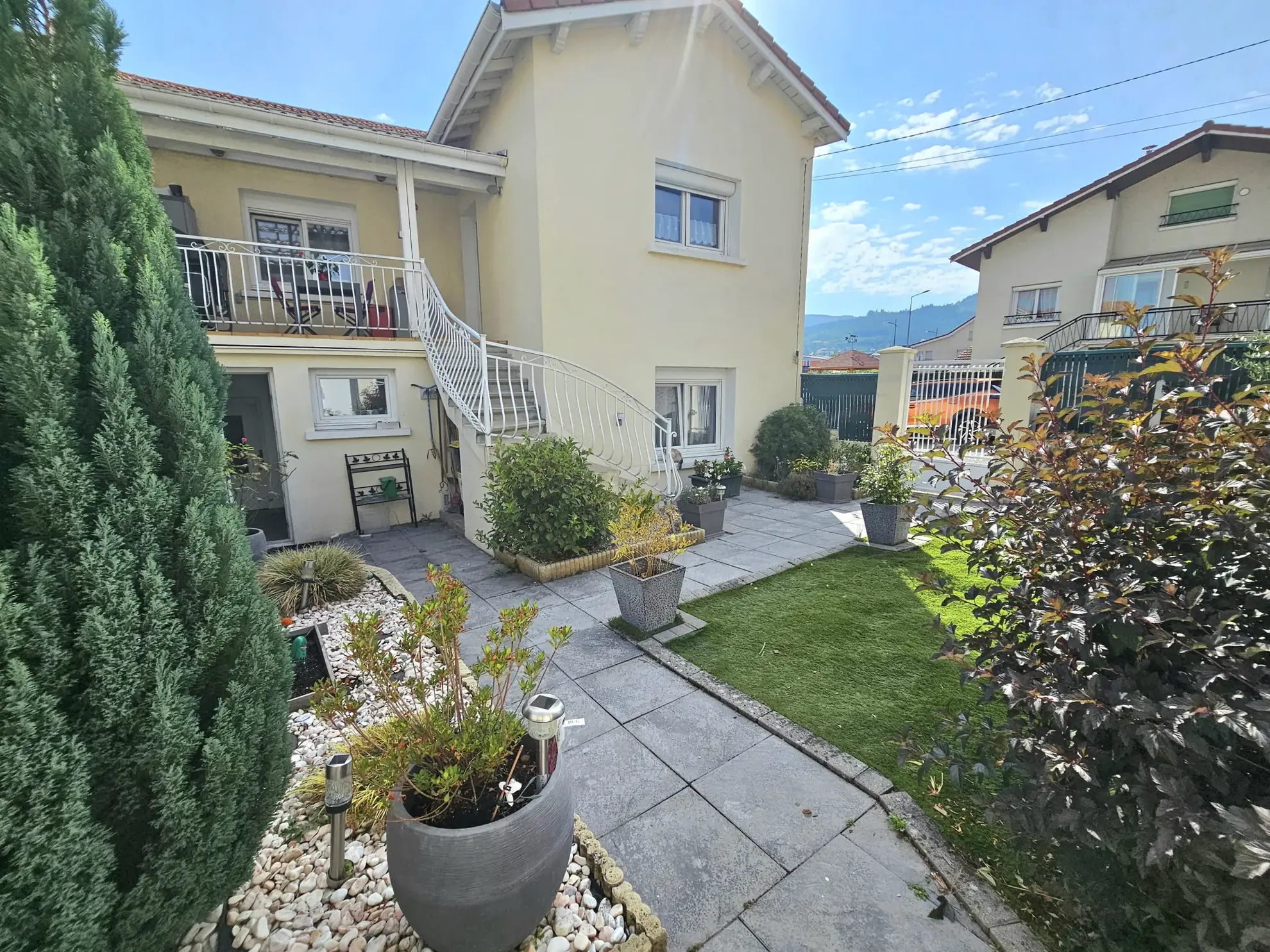 Charmante maison rénovée avec ascenseur et jardin à Firminy