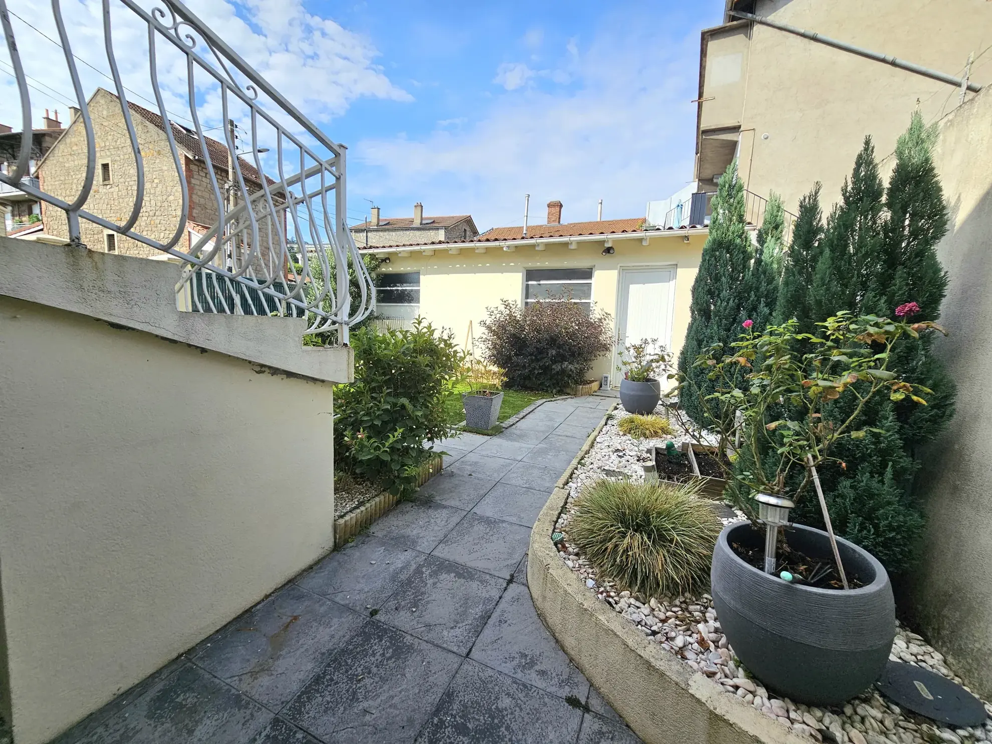 Charmante maison rénovée avec ascenseur et jardin à Firminy 