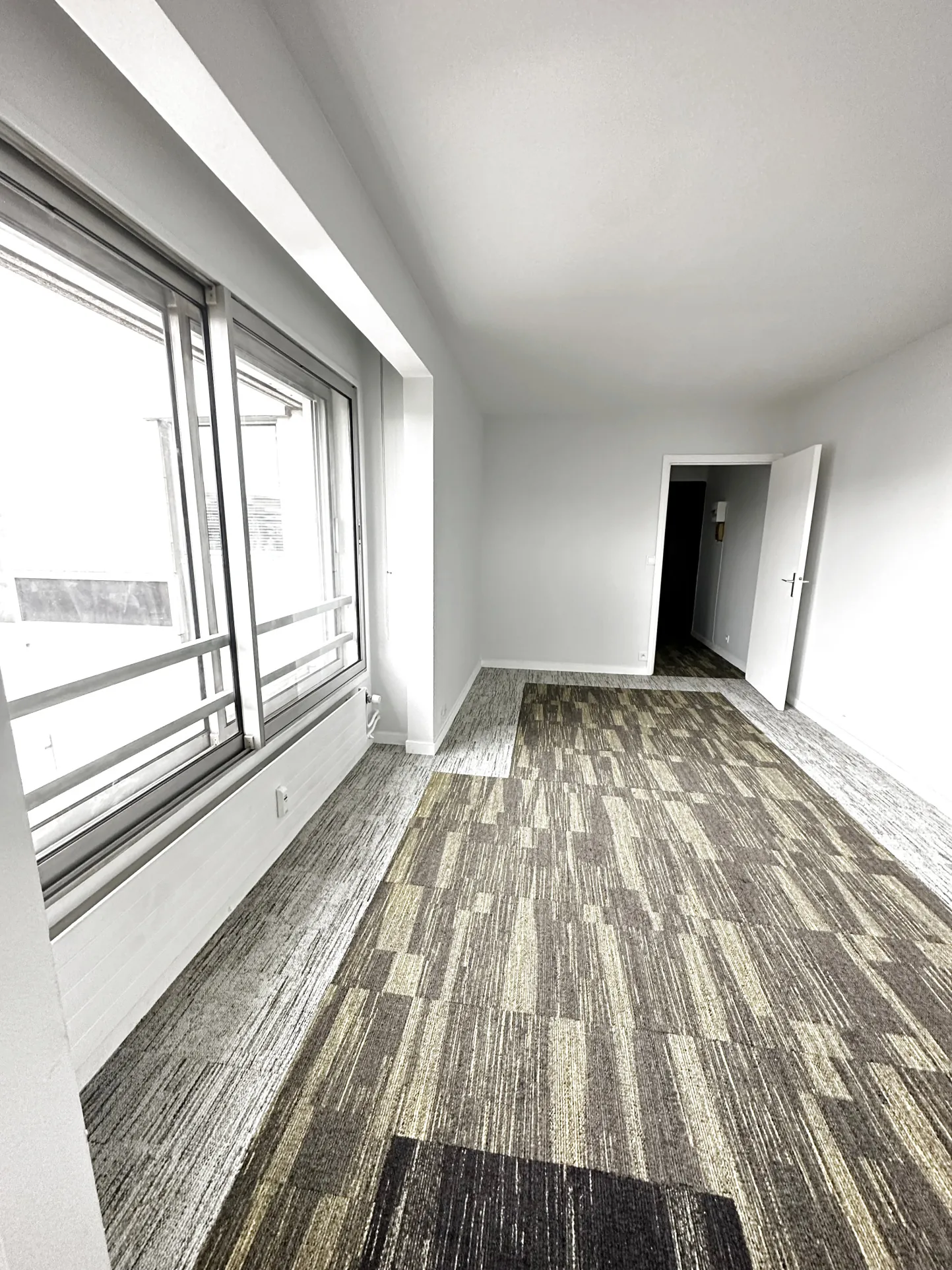 Studio rénové avec vue sur la Tour Eiffel à Porte Maillot, Paris 17ème 