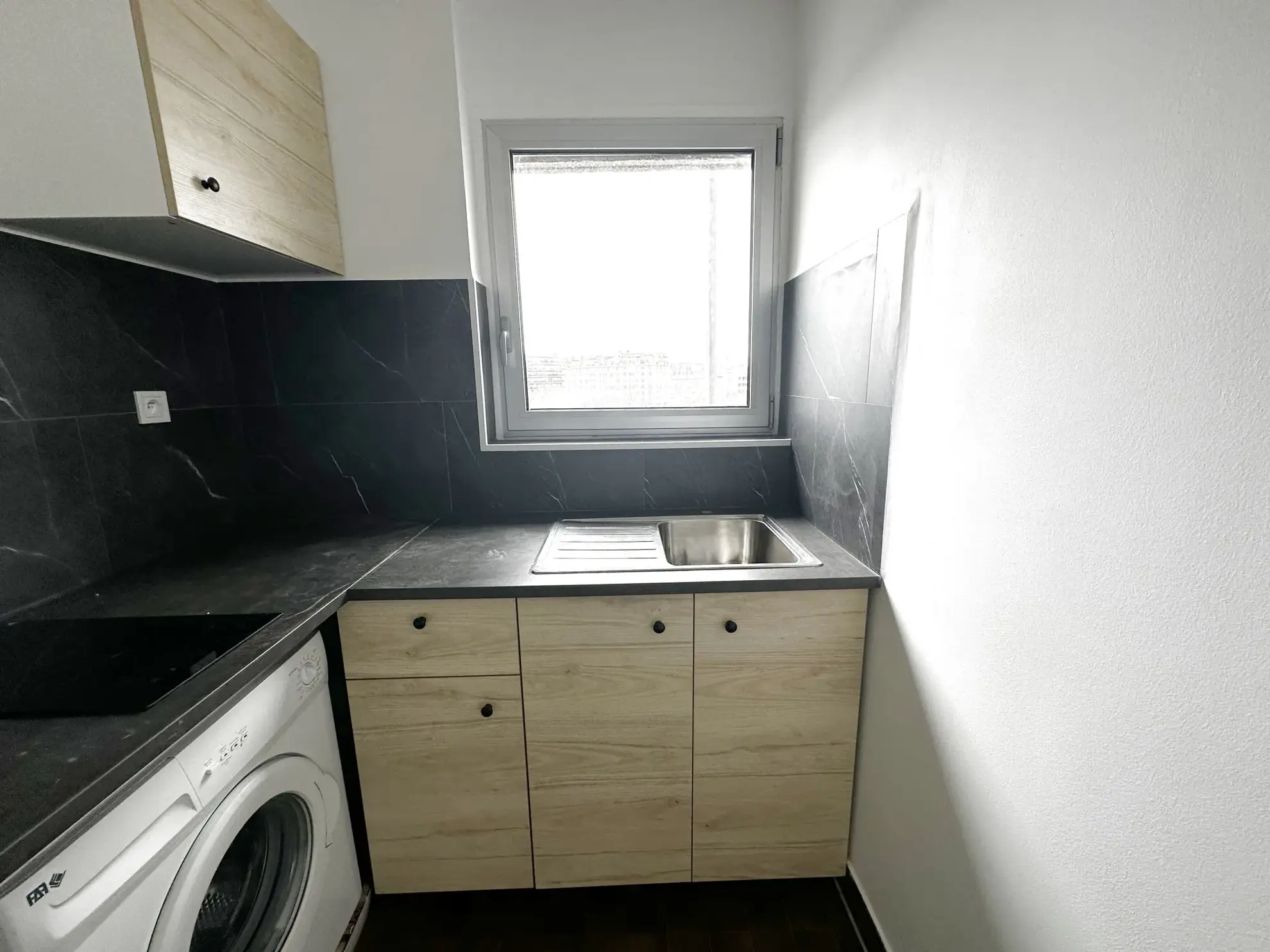 Studio rénové avec vue sur la Tour Eiffel à Porte Maillot, Paris 17ème 