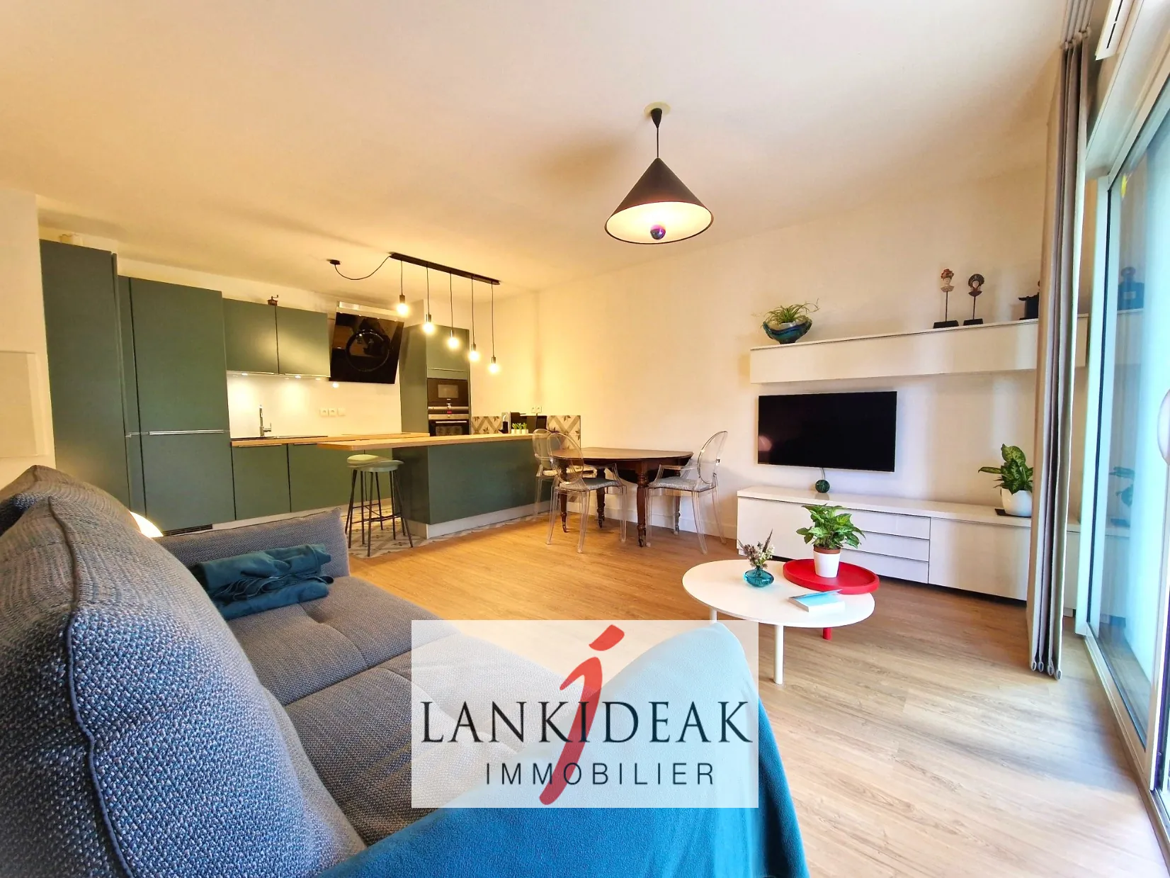 Appartement T2 rénové avec terrasse, cave et parking à Ustaritz - Quartier Herauritz 