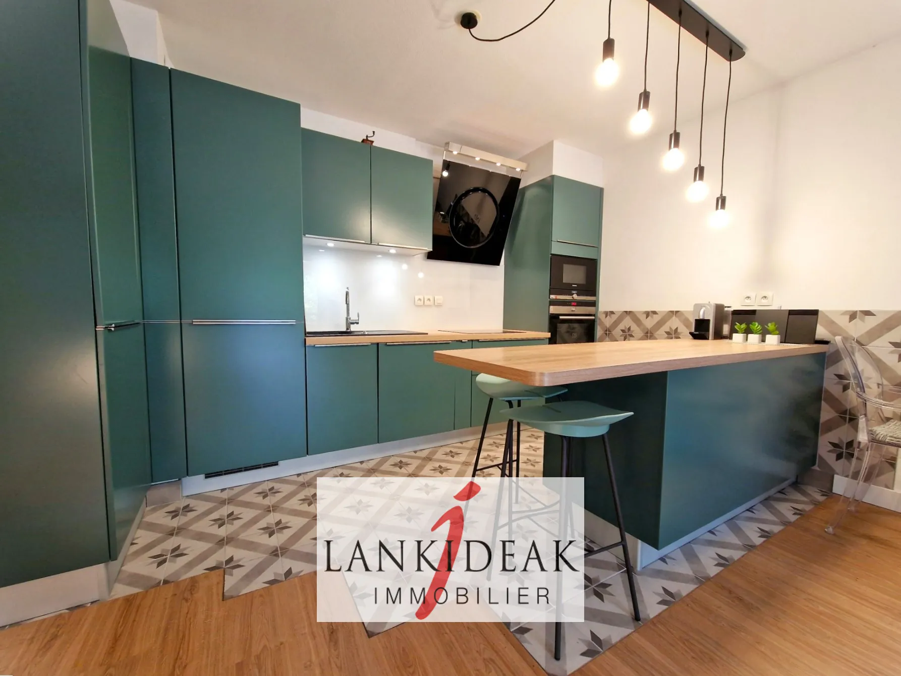 Appartement T2 rénové avec terrasse, cave et parking à Ustaritz - Quartier Herauritz 