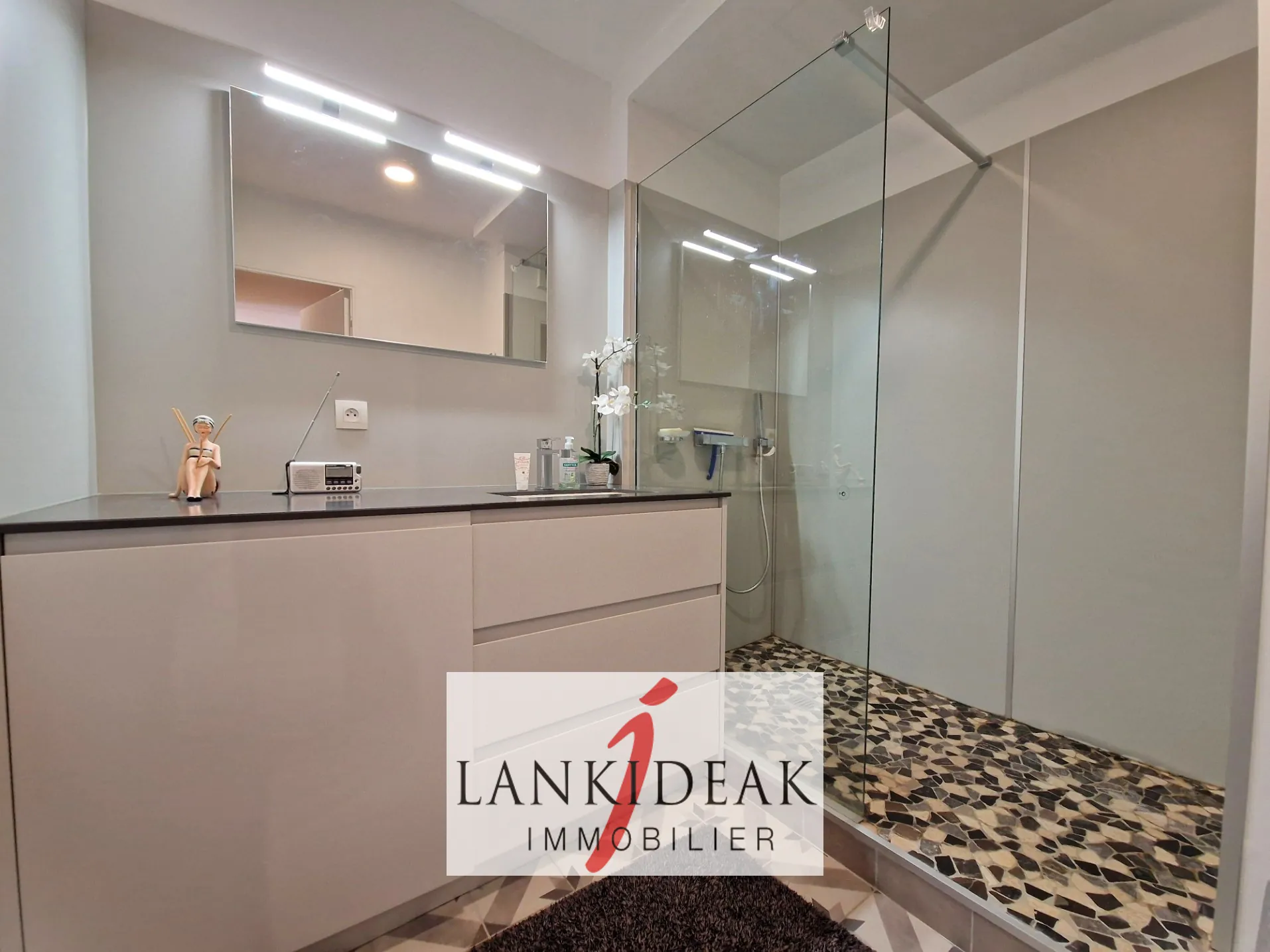 Appartement T2 rénové avec terrasse, cave et parking à Ustaritz - Quartier Herauritz 