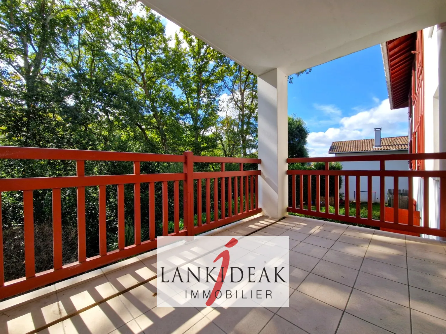 Appartement T2 rénové avec terrasse, cave et parking à Ustaritz - Quartier Herauritz 