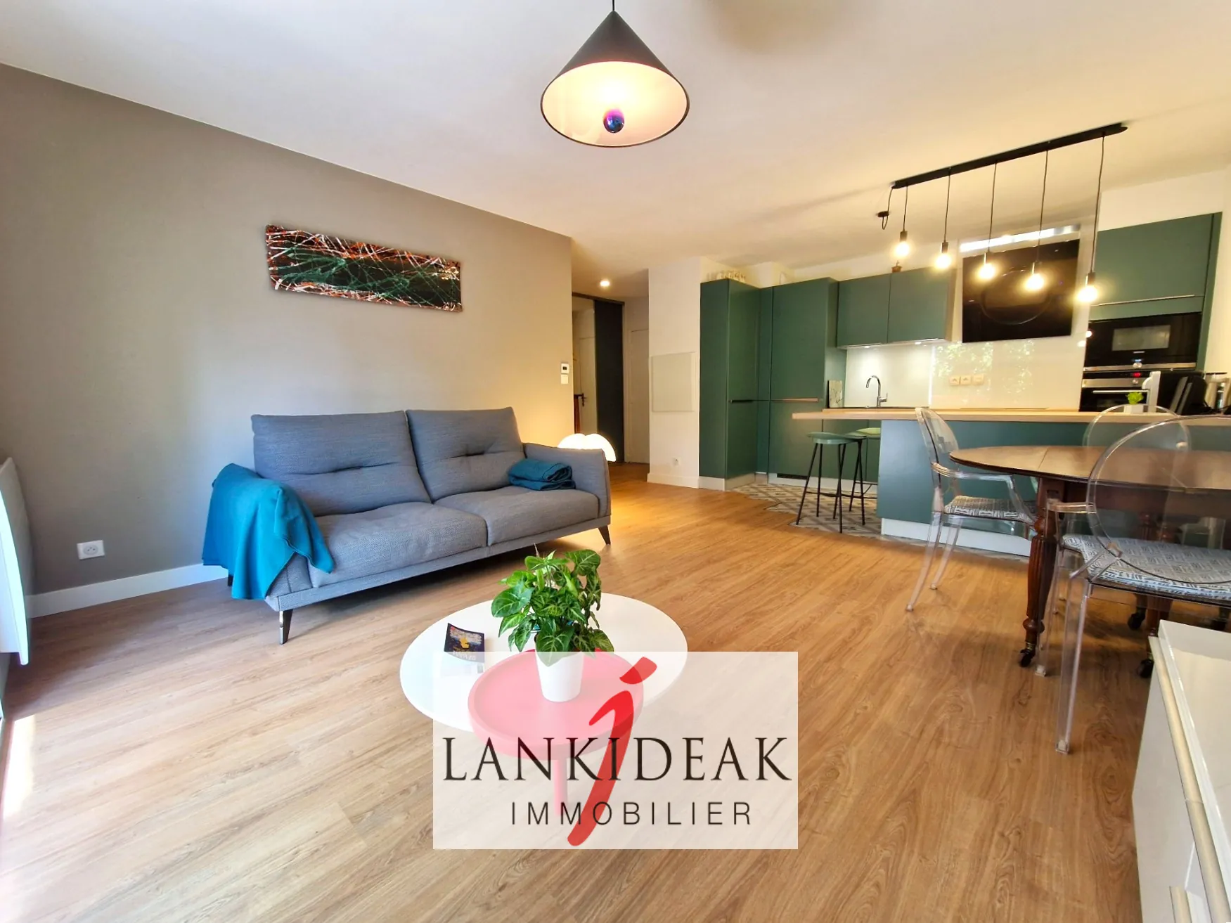 Appartement T2 rénové avec terrasse, cave et parking à Ustaritz - Quartier Herauritz 