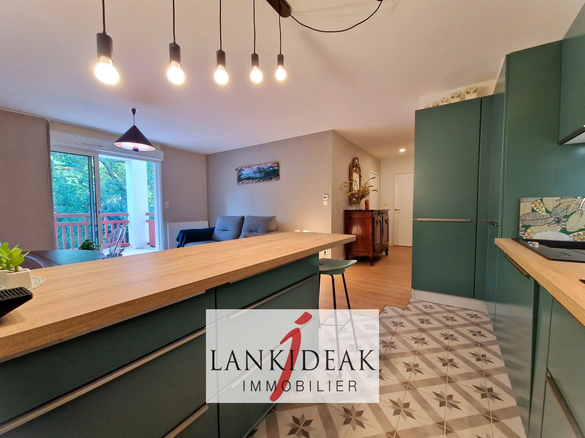 Appartement T2 rénové avec terrasse, cave et parking à Ustaritz - Quartier Herauritz 