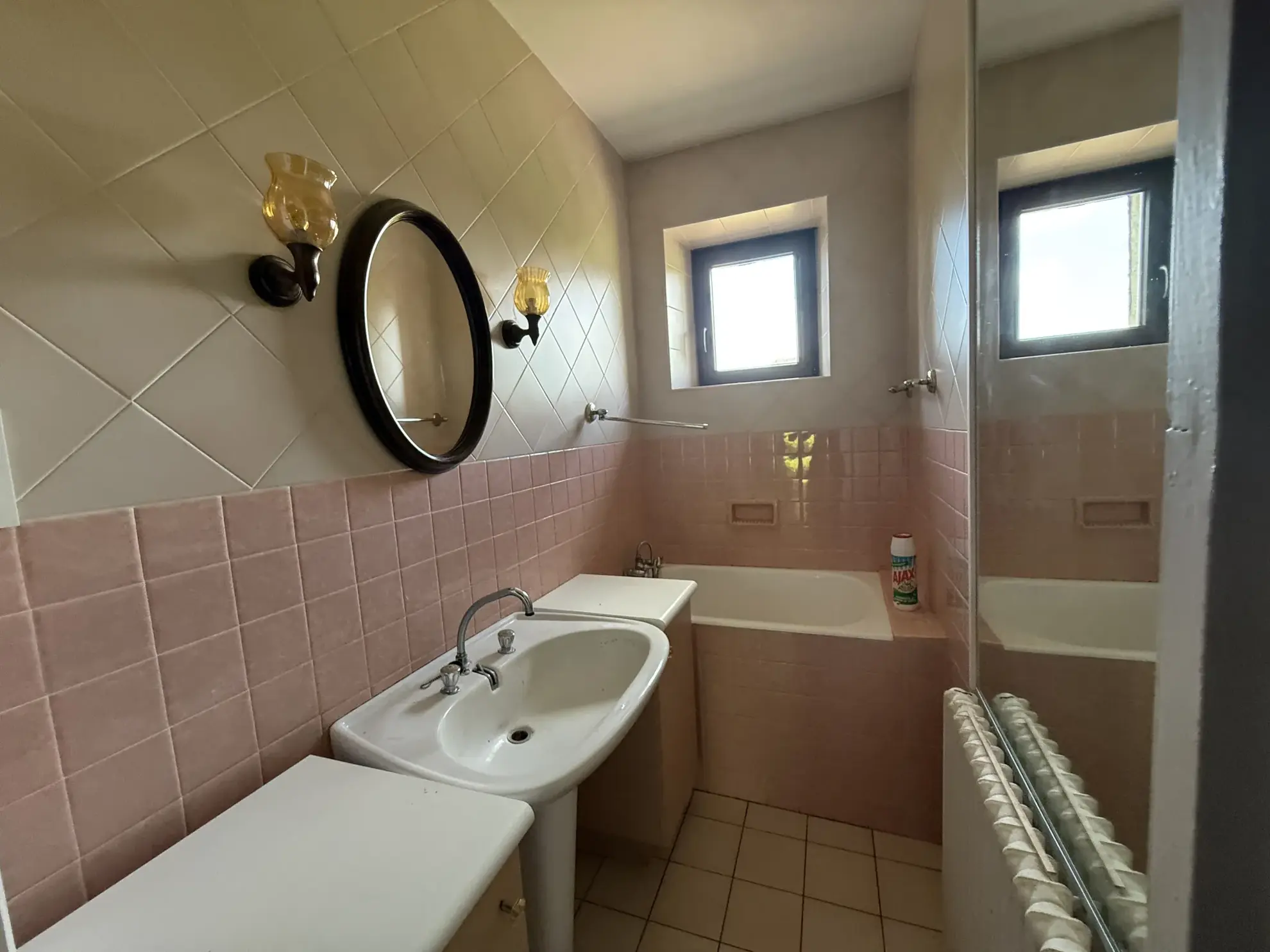 Maison de ville à Saint-Julien-Chapteuil avec grand terrain et garage 