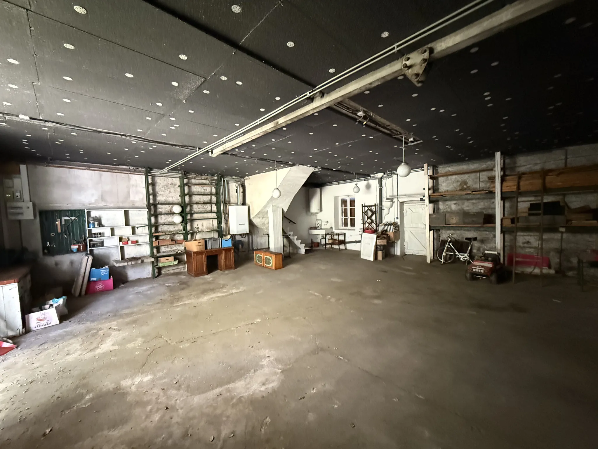 Maison de ville à Saint-Julien-Chapteuil avec grand terrain et garage 