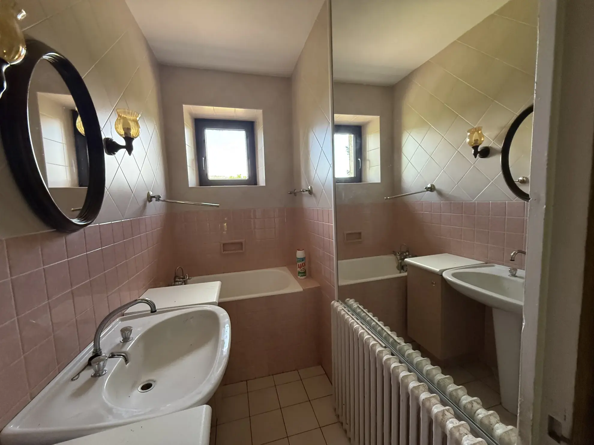 Maison de ville à Saint-Julien-Chapteuil avec grand terrain et garage 