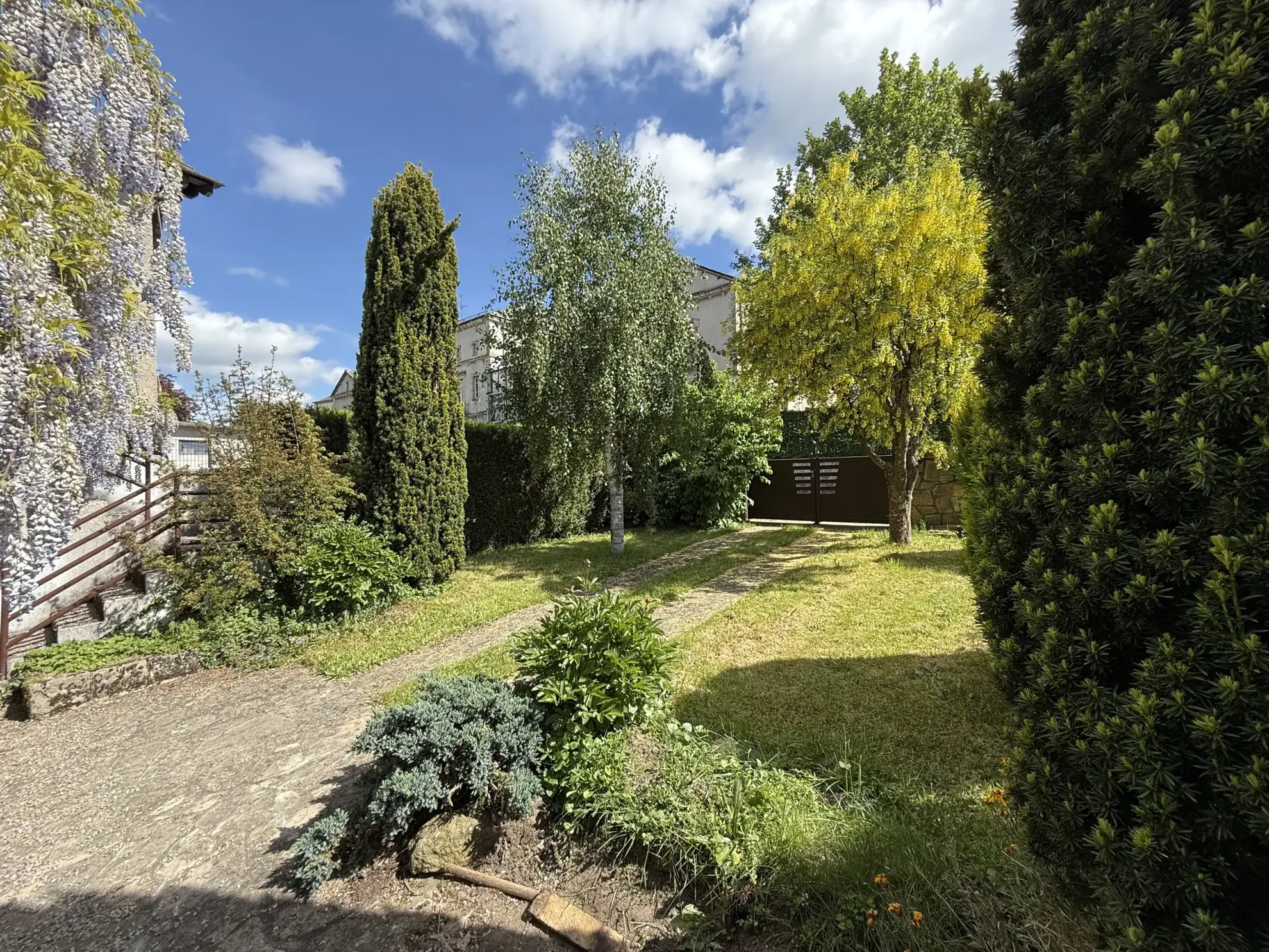 Maison de ville à Saint-Julien-Chapteuil avec grand terrain et garage 