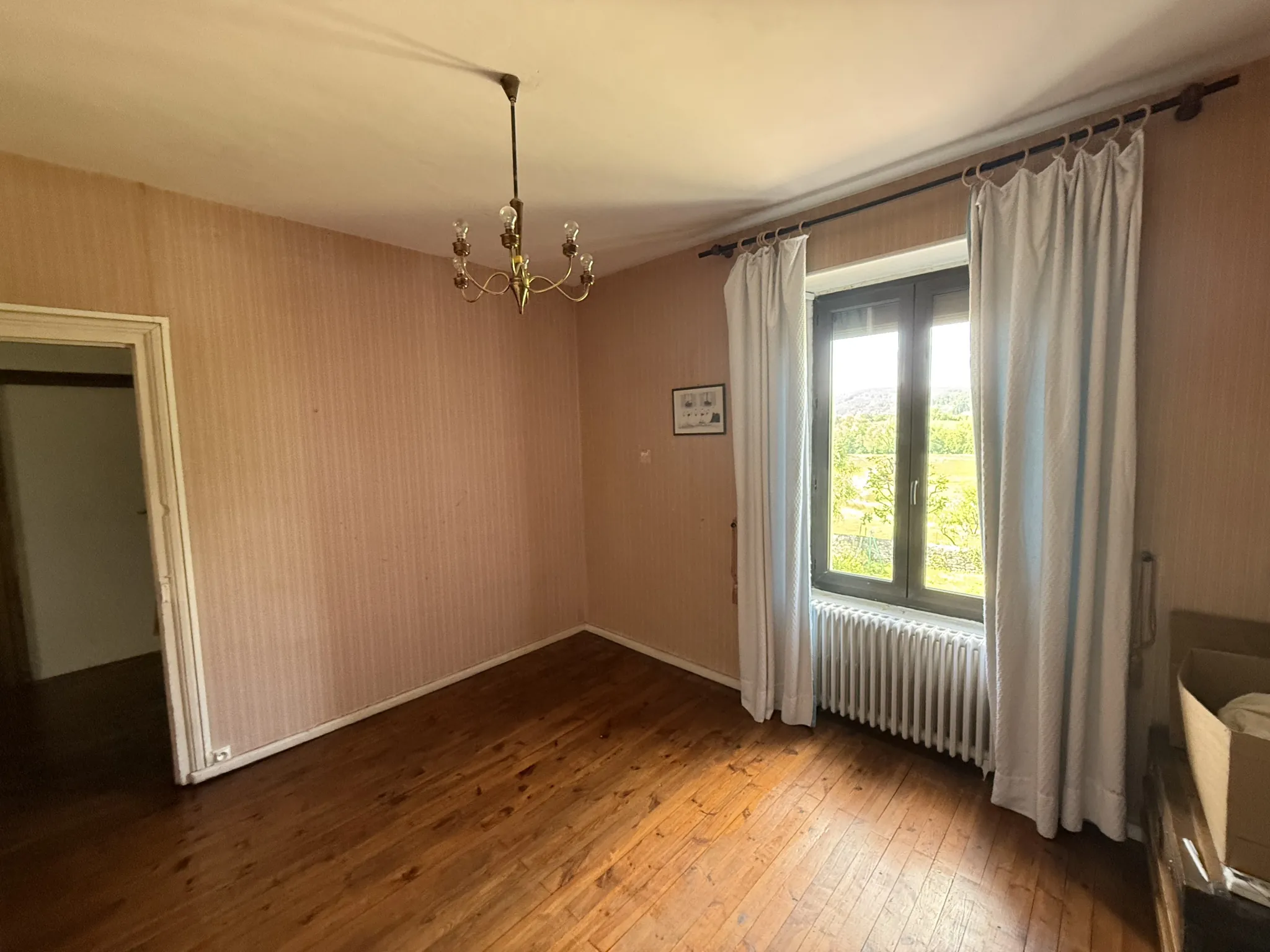 Maison de ville à Saint-Julien-Chapteuil avec grand terrain et garage 