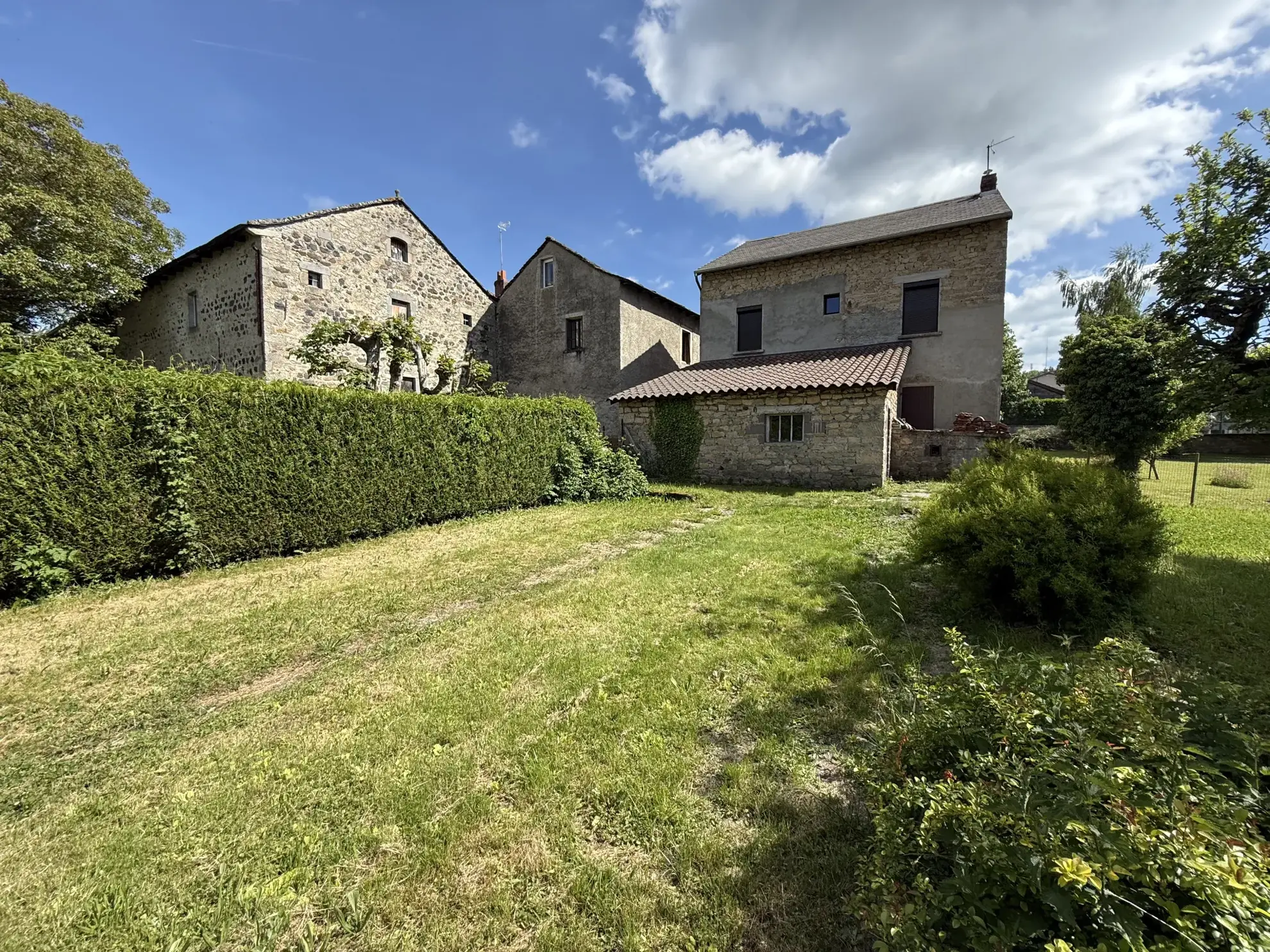 Maison de ville à Saint-Julien-Chapteuil avec grand terrain et garage 