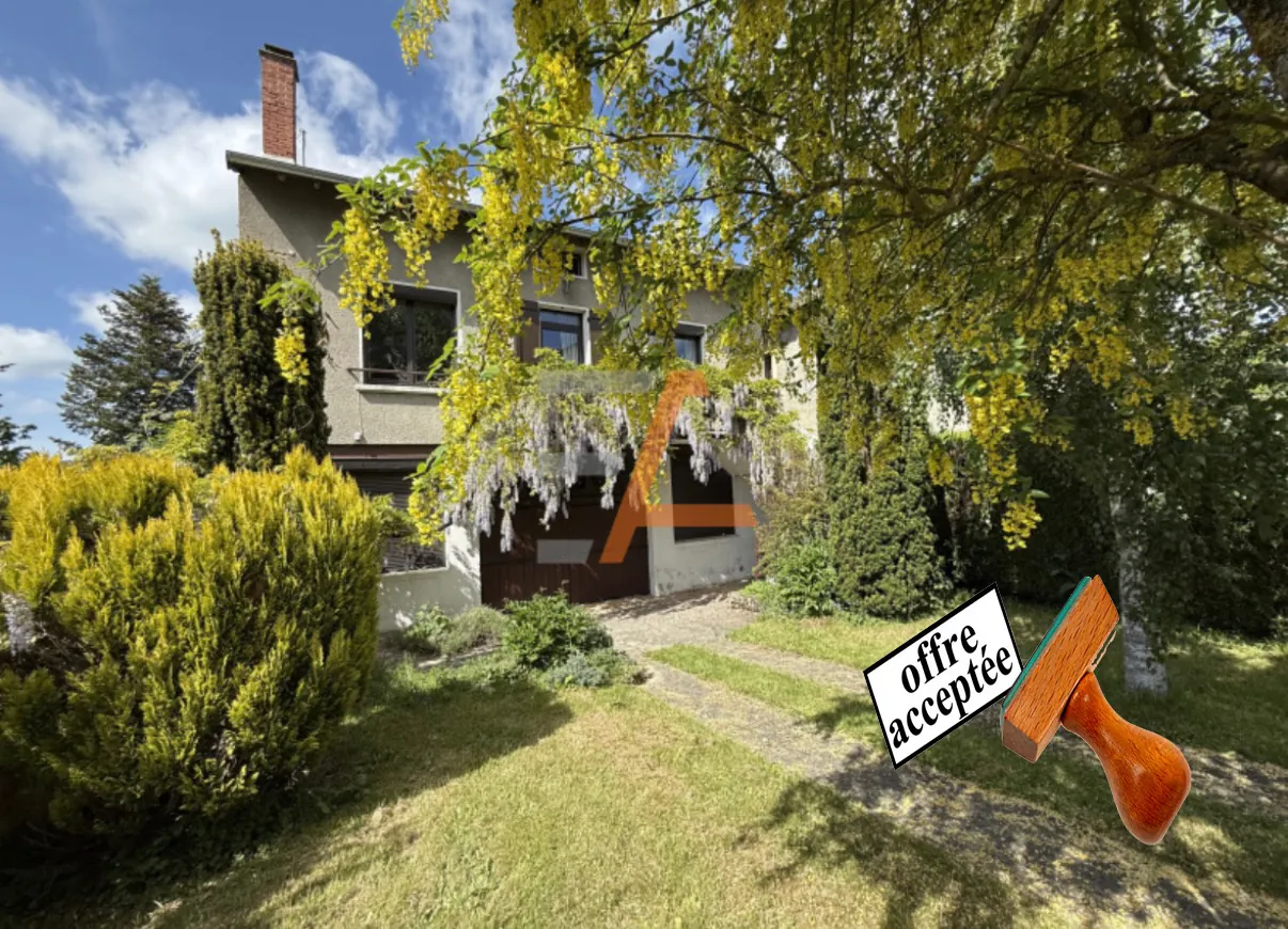 Maison de ville à Saint-Julien-Chapteuil avec grand terrain et garage
