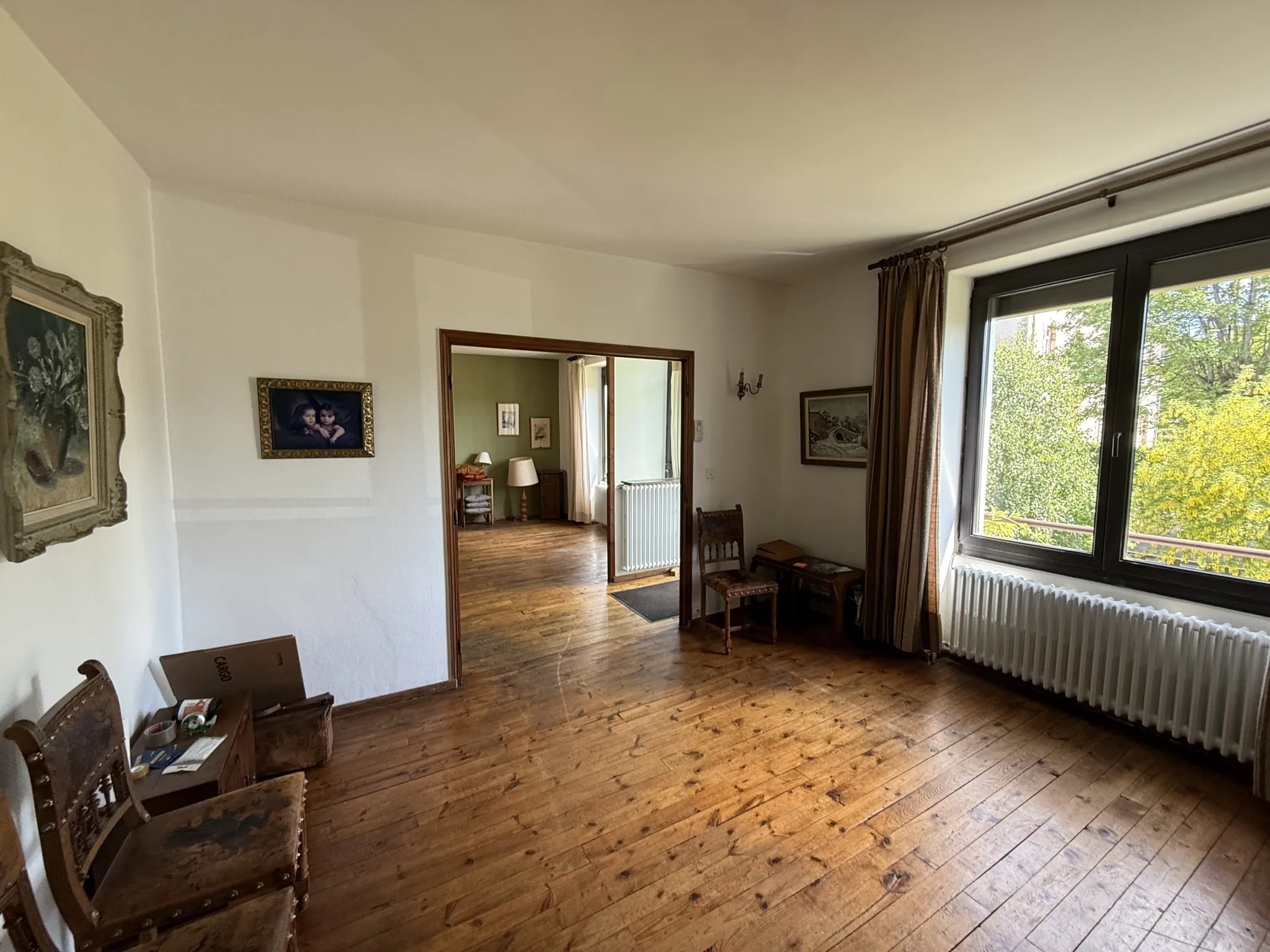 Maison de ville à Saint-Julien-Chapteuil avec grand terrain et garage 