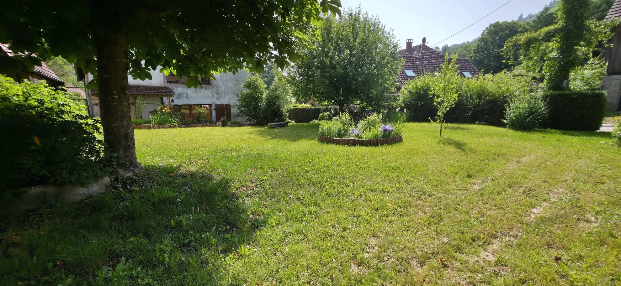 Ferme vosgienne rénovée de 313 m² avec jardin et garage à Ville 