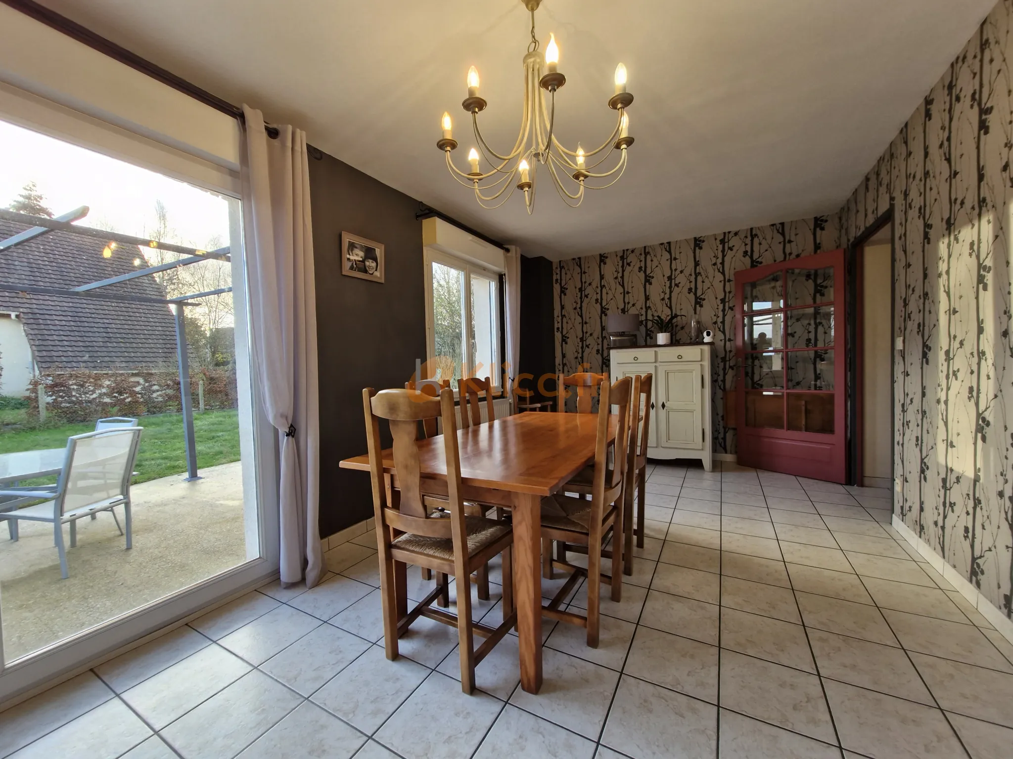 Pavillon contemporain avec 4 chambres à Elbeuf-en-Bray, terrain clos et sous-sol complet 