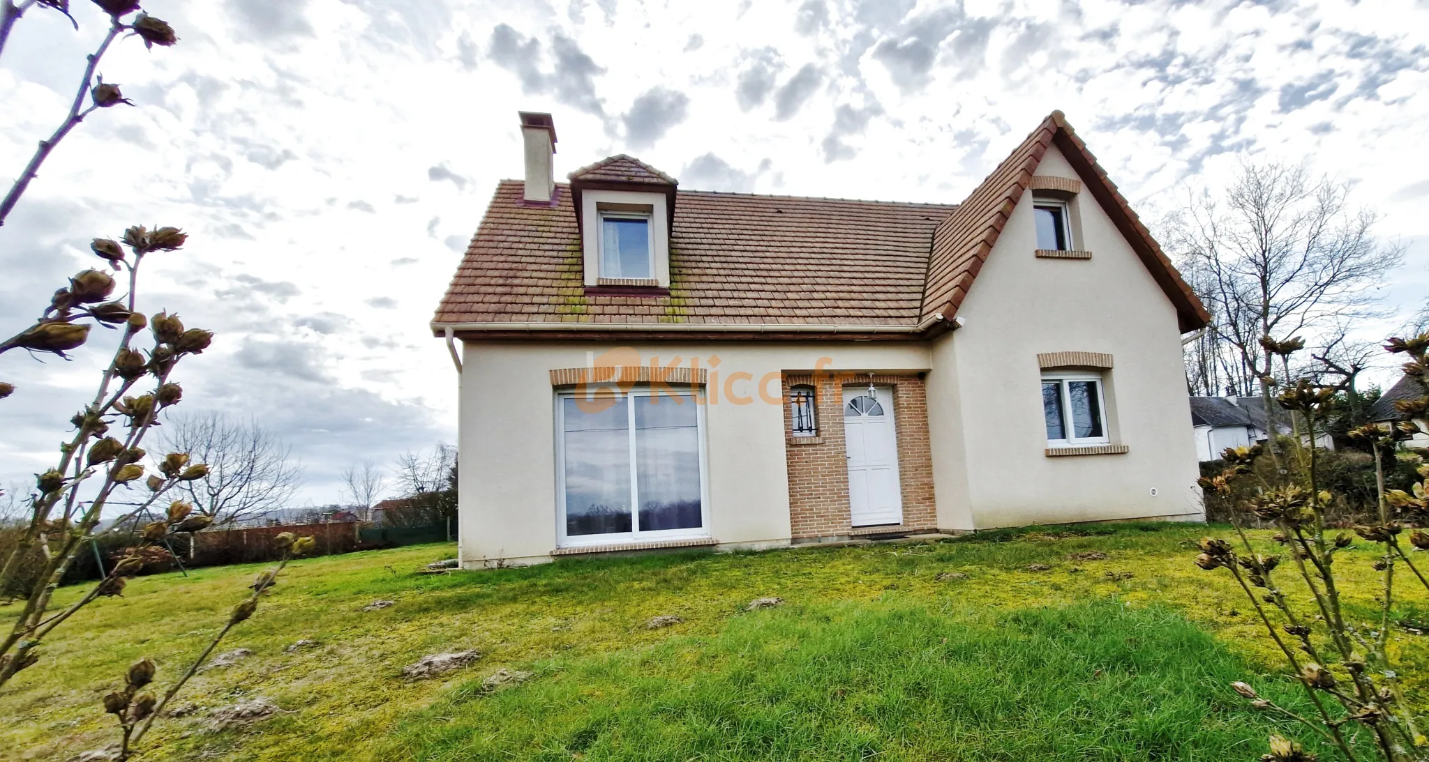 Pavillon contemporain avec 4 chambres à Elbeuf-en-Bray, terrain clos et sous-sol complet 