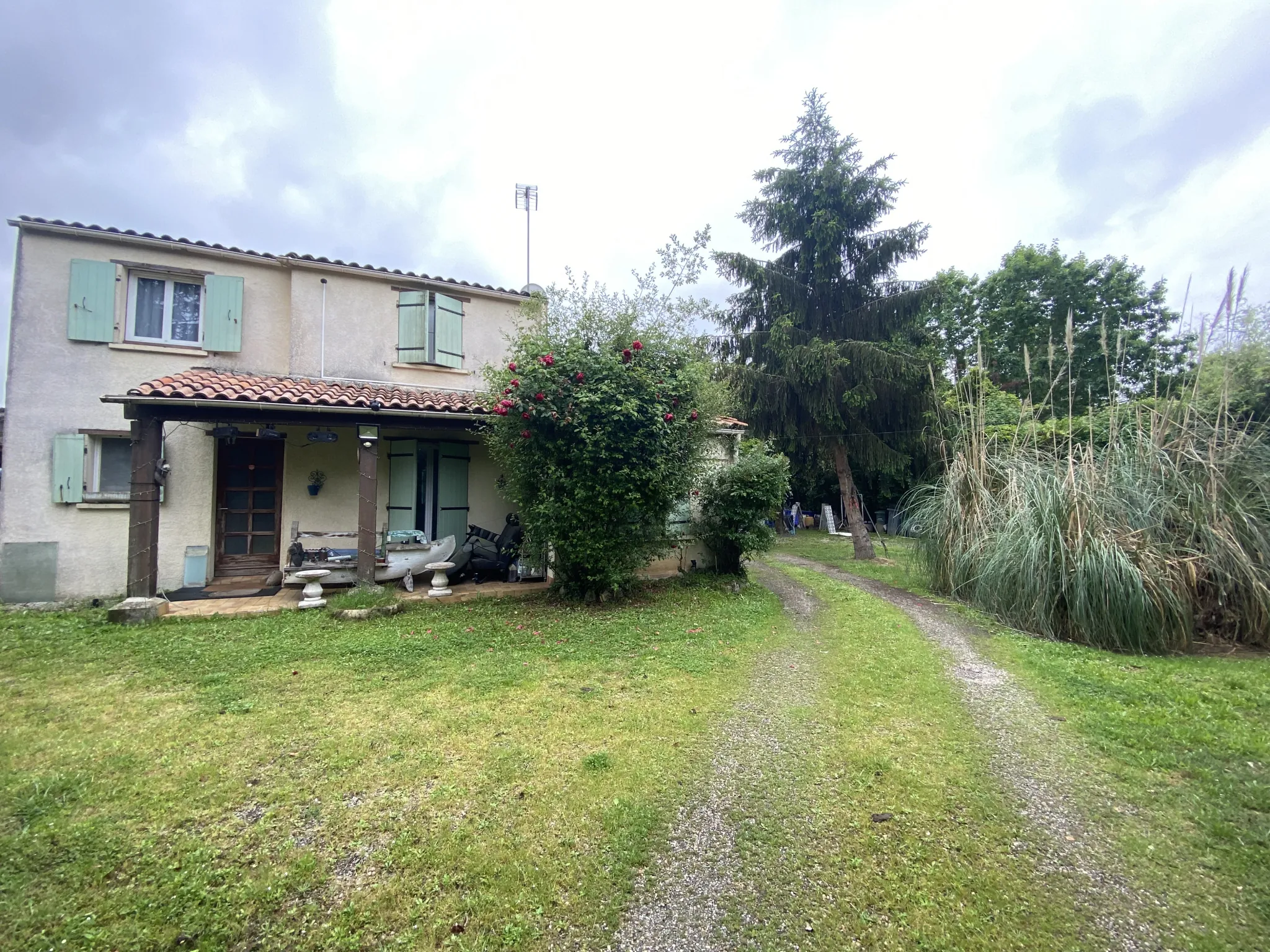 Maison à rénover de 102 m² avec piscine et grand parc arboré près de La Réole 