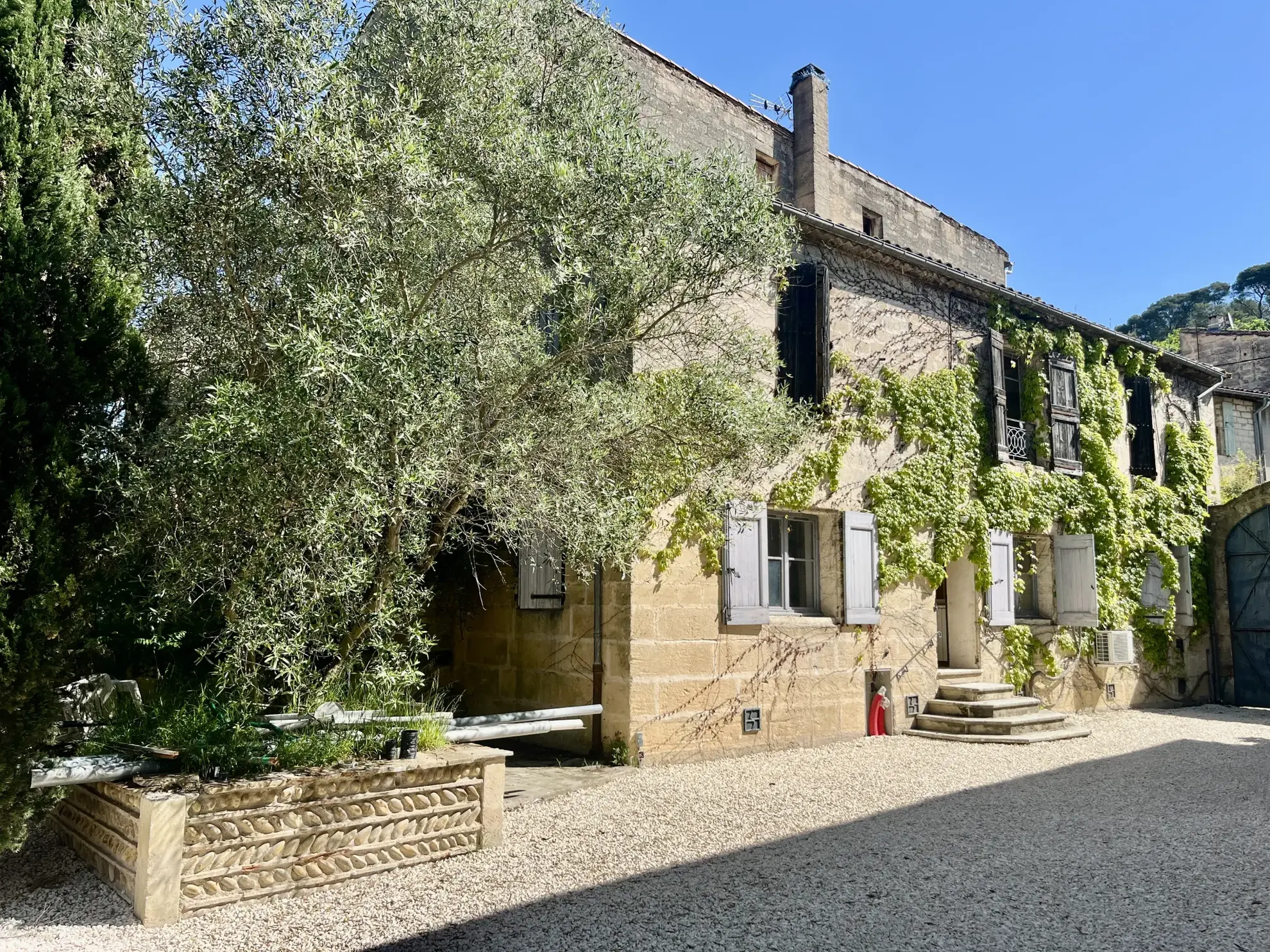Bâtisse à vendre avec bureaux et habitation au centre-ville de Sommieres 