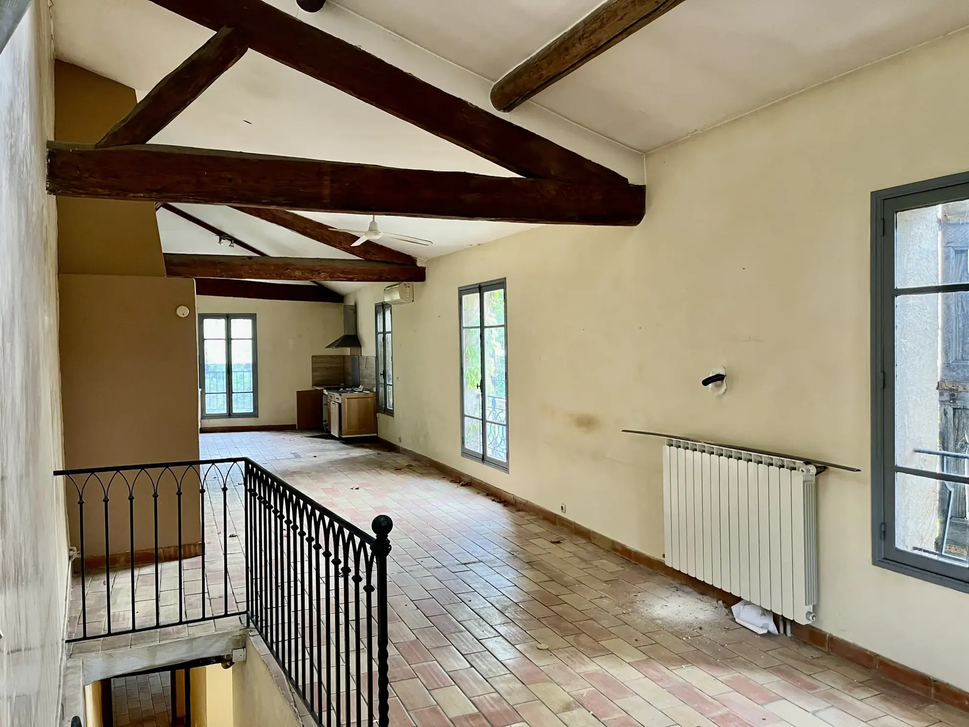 Bâtisse à vendre avec bureaux et habitation au centre-ville de Sommieres 