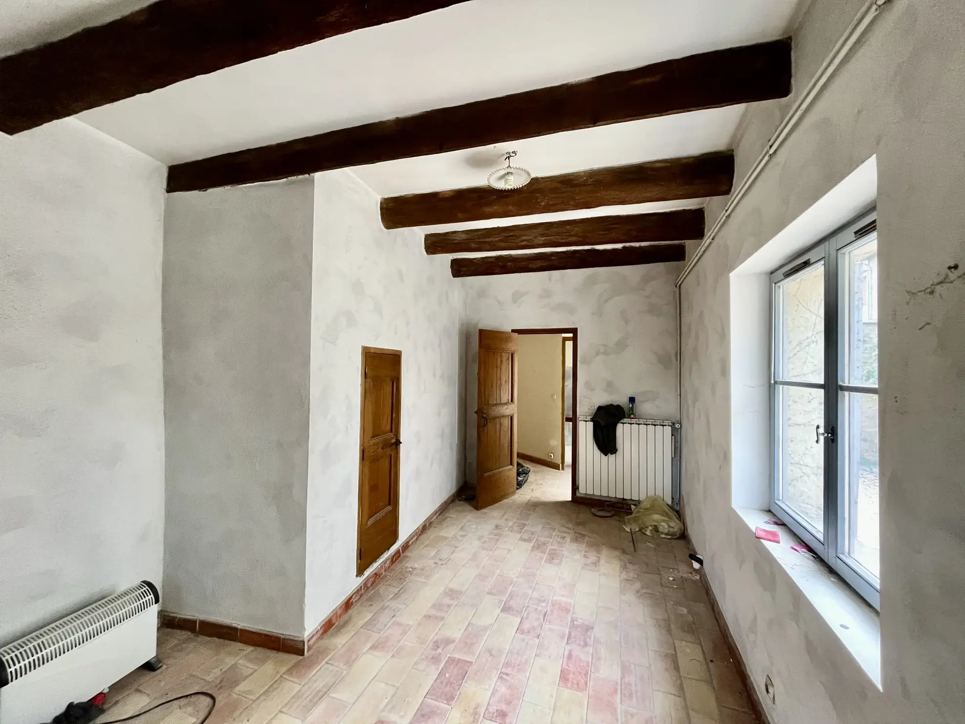 Bâtisse à vendre avec bureaux et habitation au centre-ville de Sommieres 