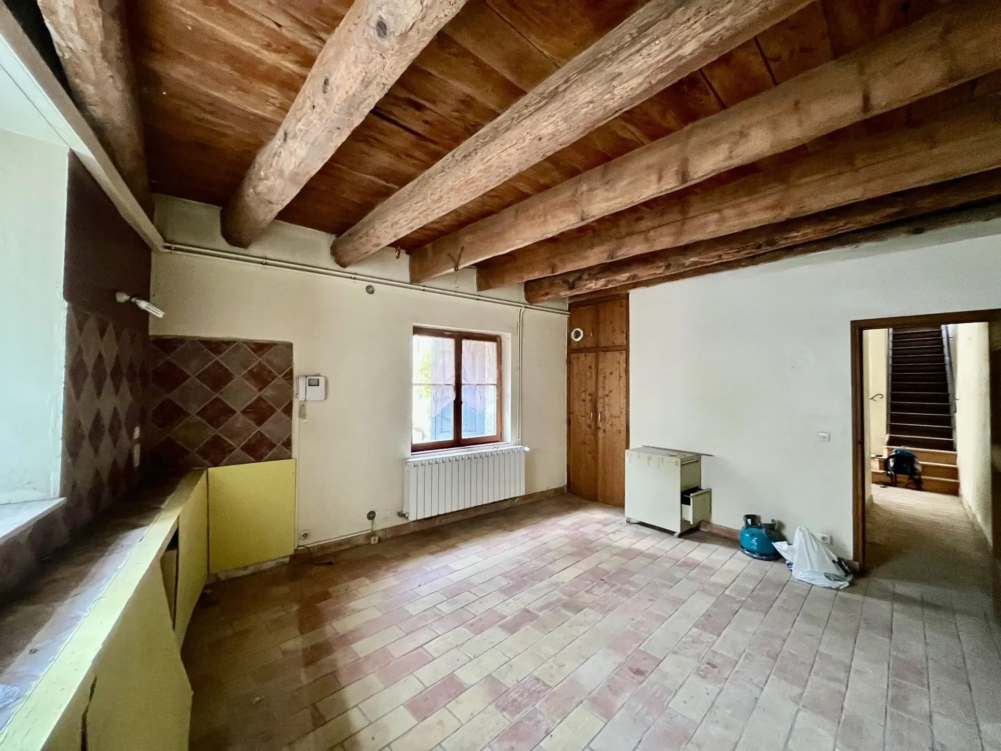 Bâtisse à vendre avec bureaux et habitation au centre-ville de Sommieres 