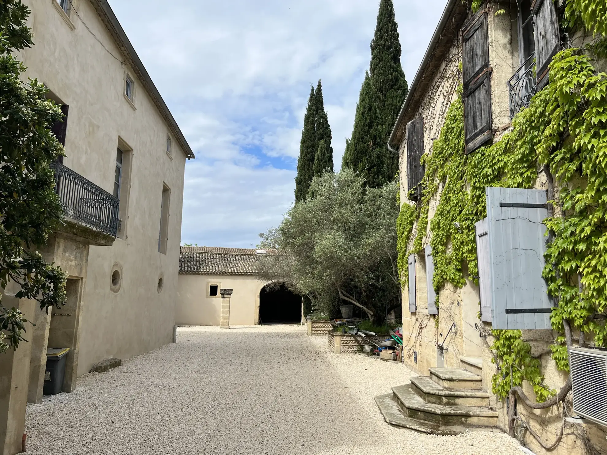 Bâtisse à vendre avec bureaux et habitation au centre-ville de Sommieres 