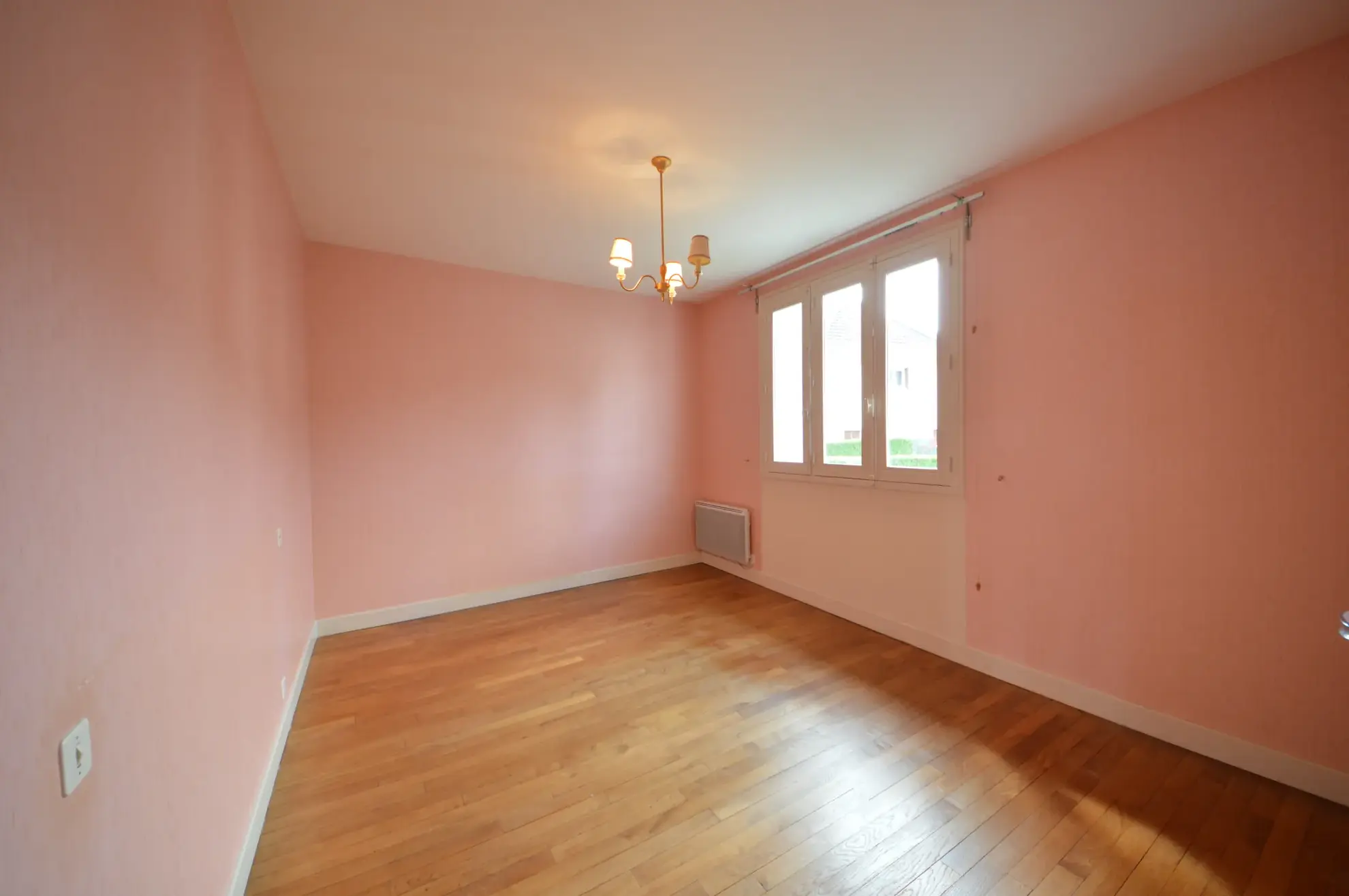 Maison à vendre à Objat – 3 chambres, garage, balcon, proche collège 