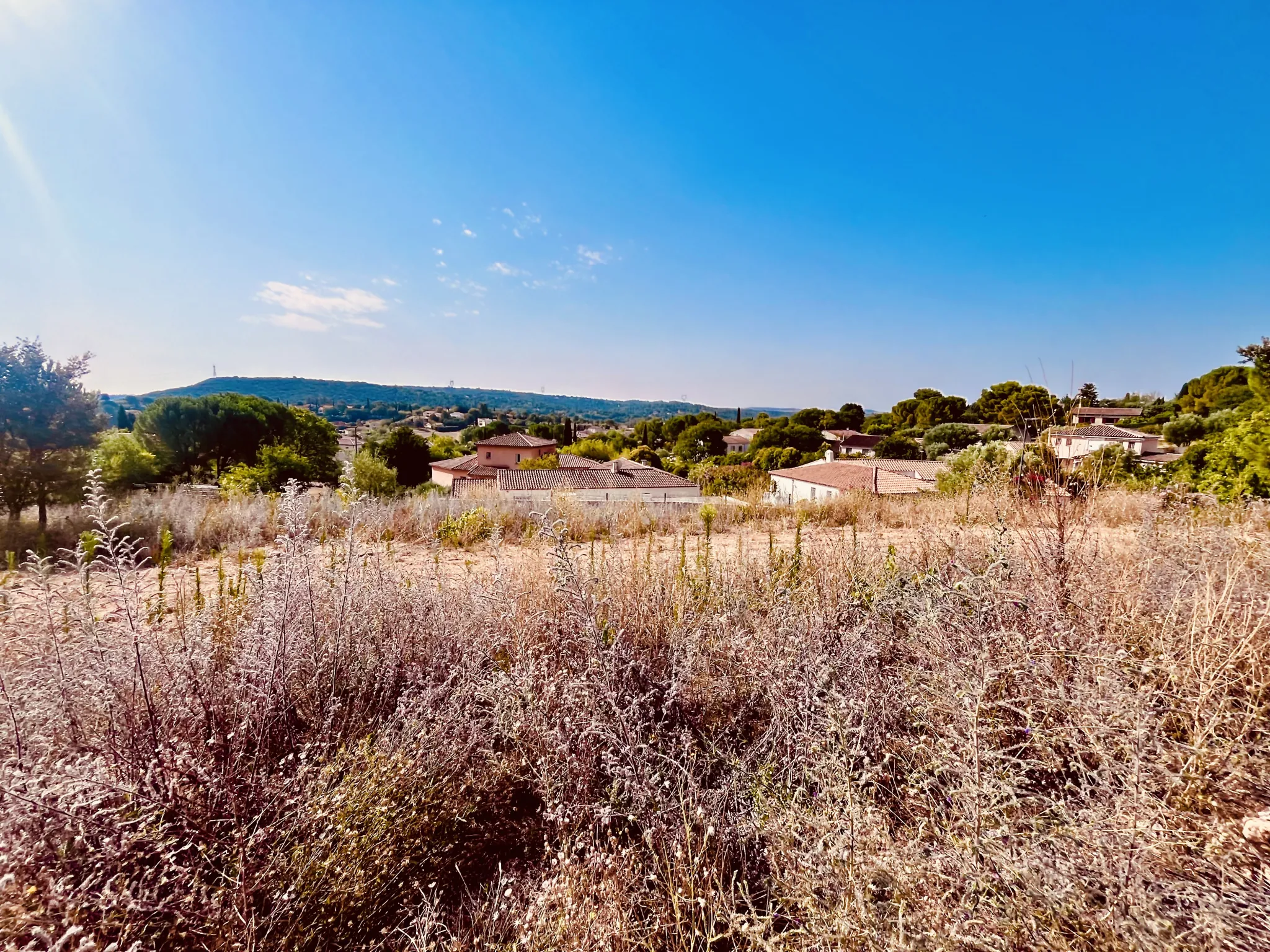 Terrain constructible de 400m² à Vailhauques, vue collines, proche Montpellier 