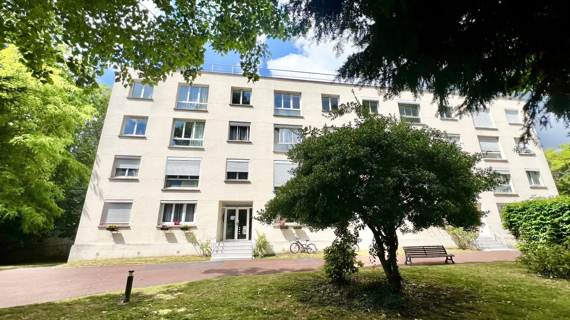 Appartement de 55 m² avec cave et box à Rueil-Malmaison, à rénover