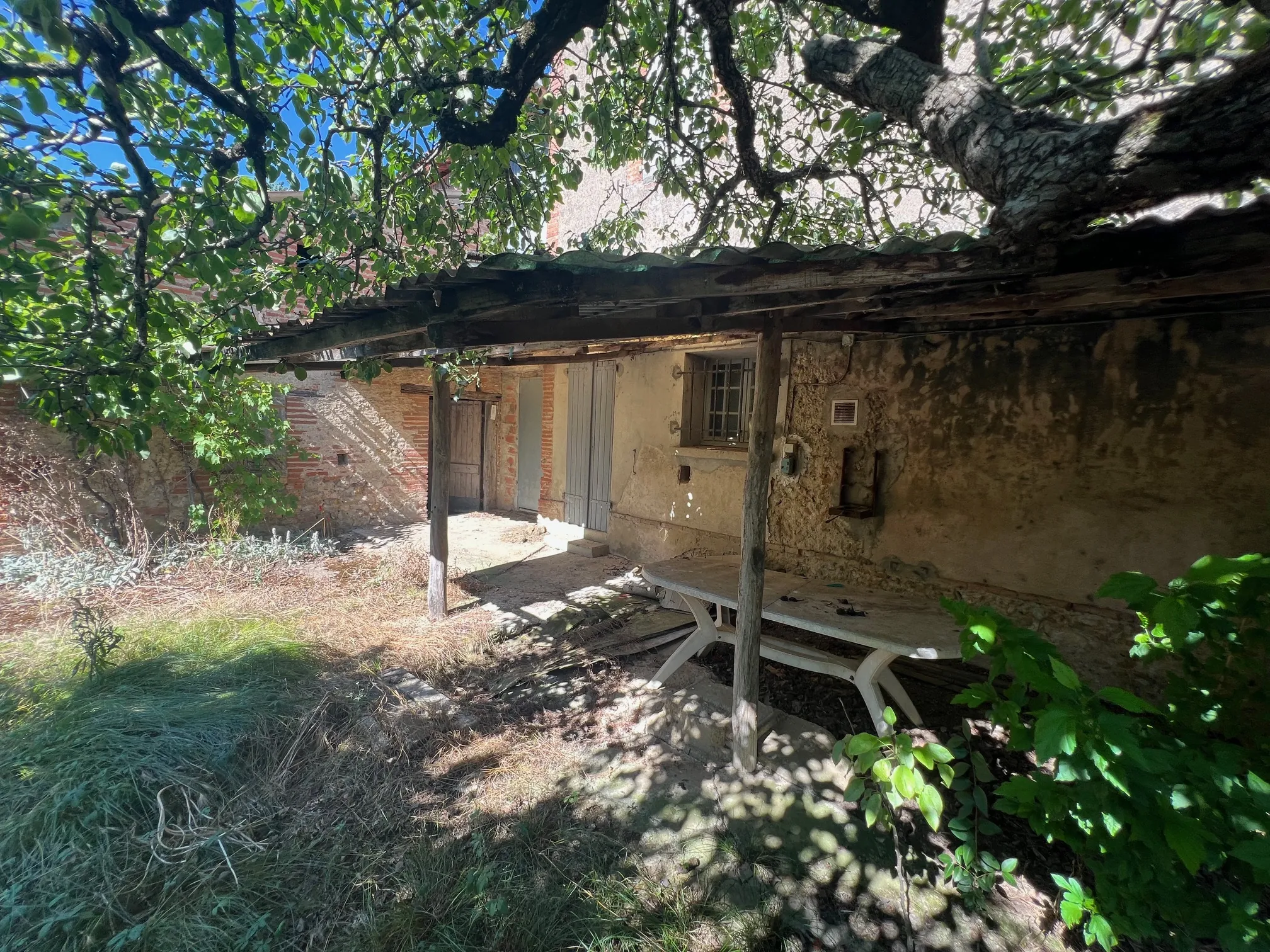 Maison à rénover avec dépendances et vue sur les Pyrénées à Lézat-sur-Lèze 