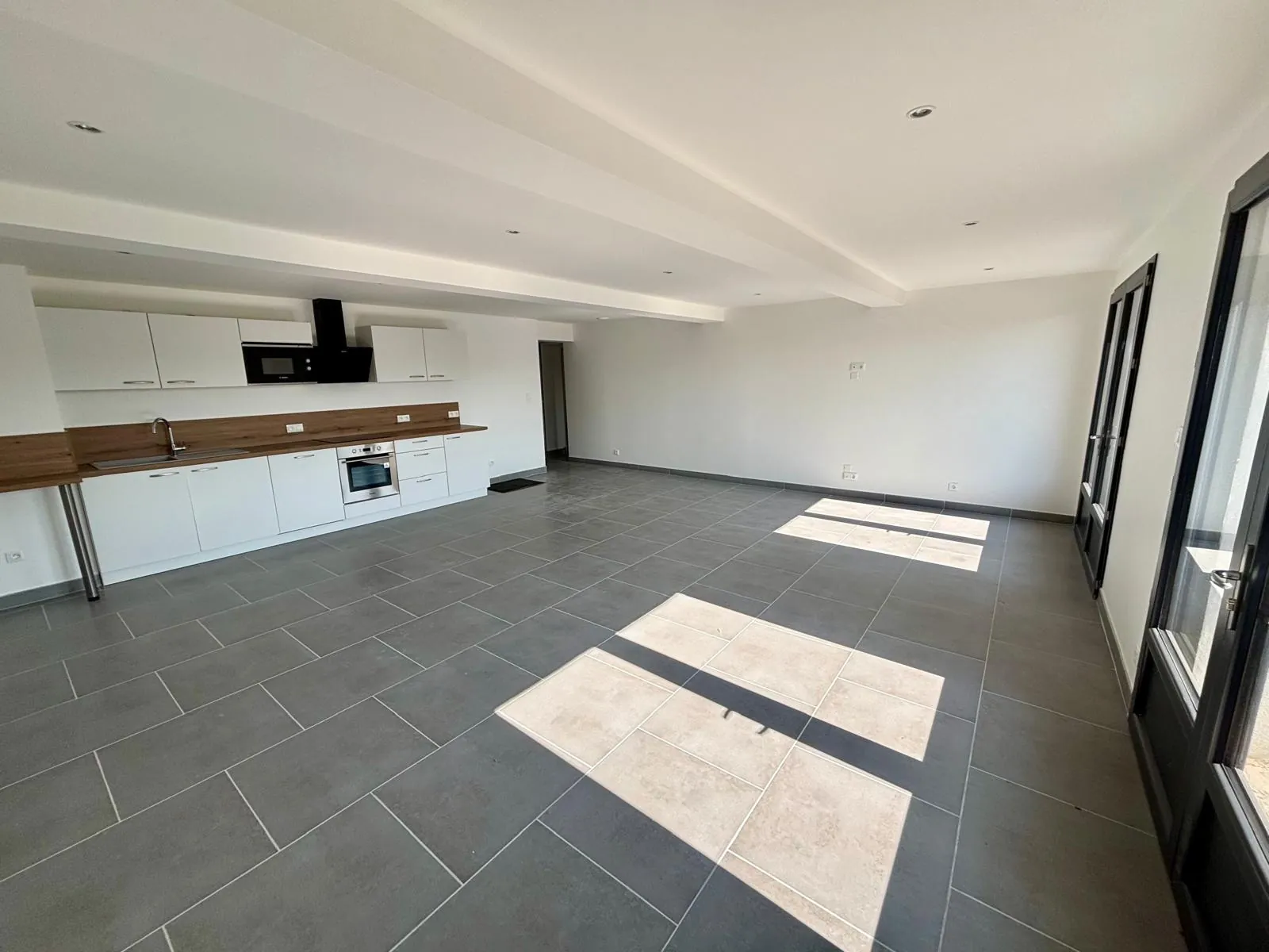 Charmant appartement rénové de 75 m² avec cour et garage à Sainte Cécile Les Vignes 