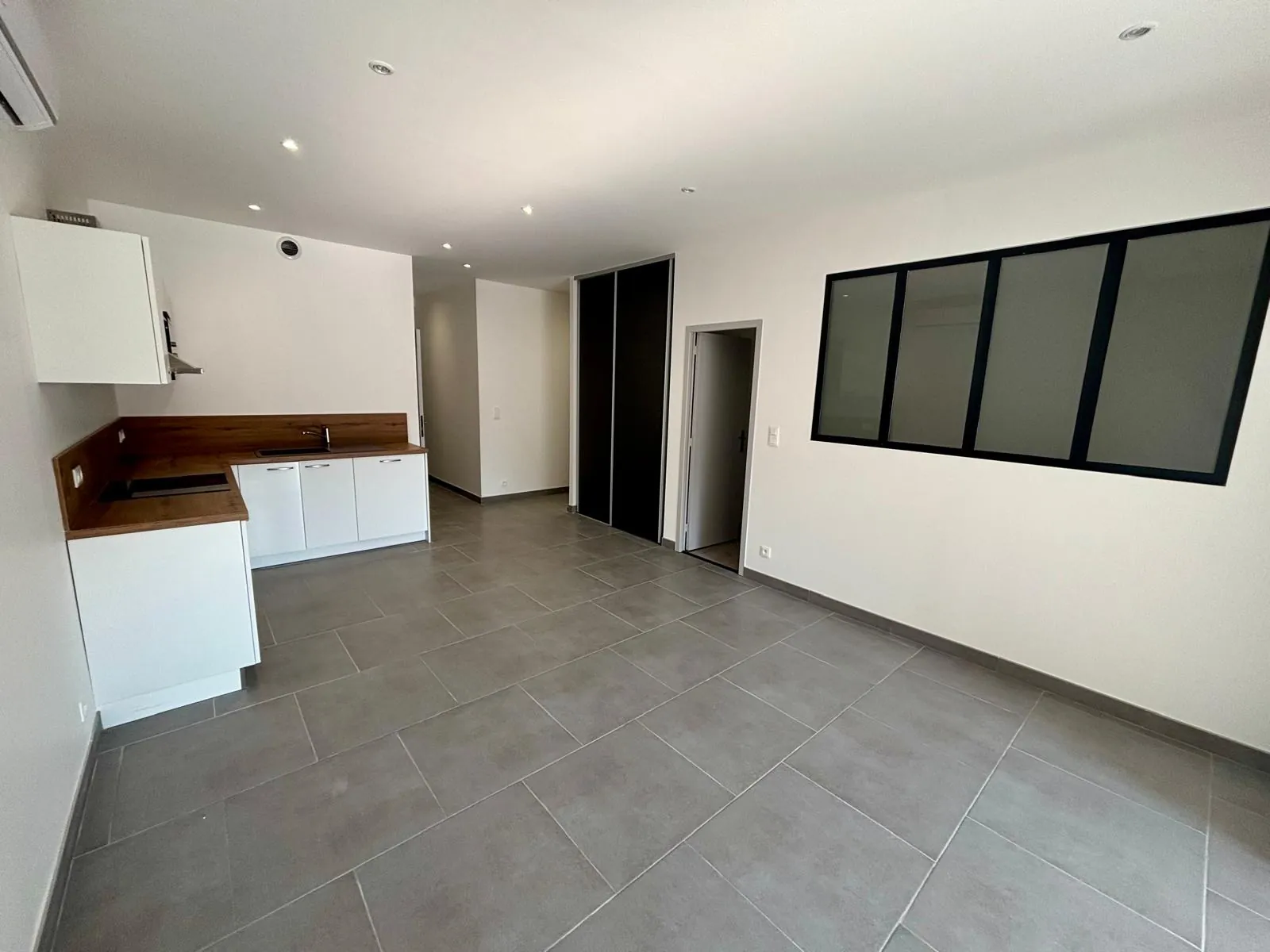 Charmant appartement rénové de 75 m² avec cour et garage à Sainte Cécile Les Vignes 
