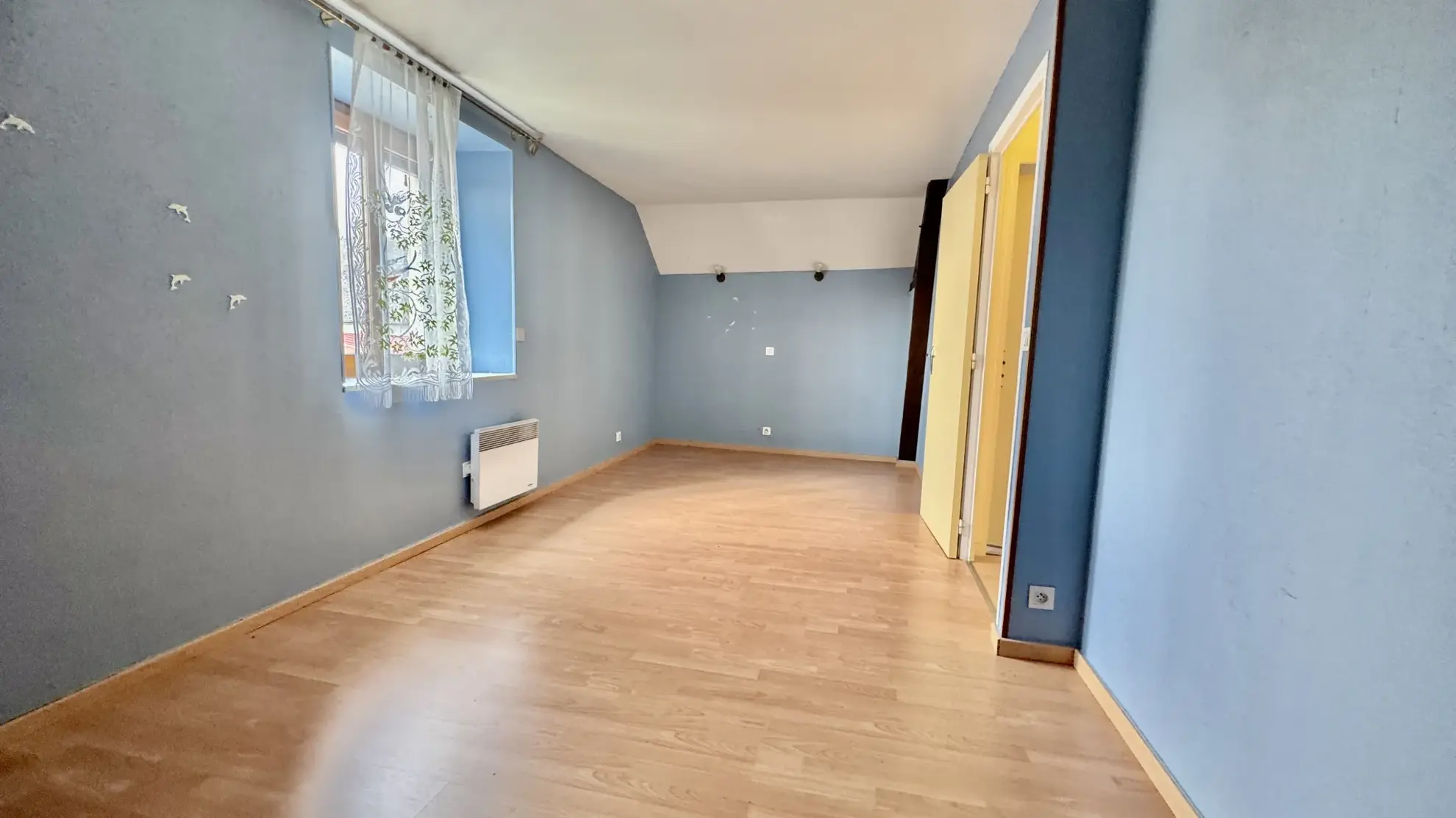 Maison à vendre à Issou avec jardin, garage et potentiel d'extension 