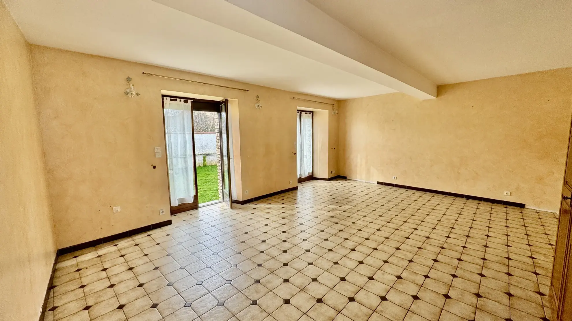 Maison à vendre à Issou avec jardin, garage et potentiel d'extension 