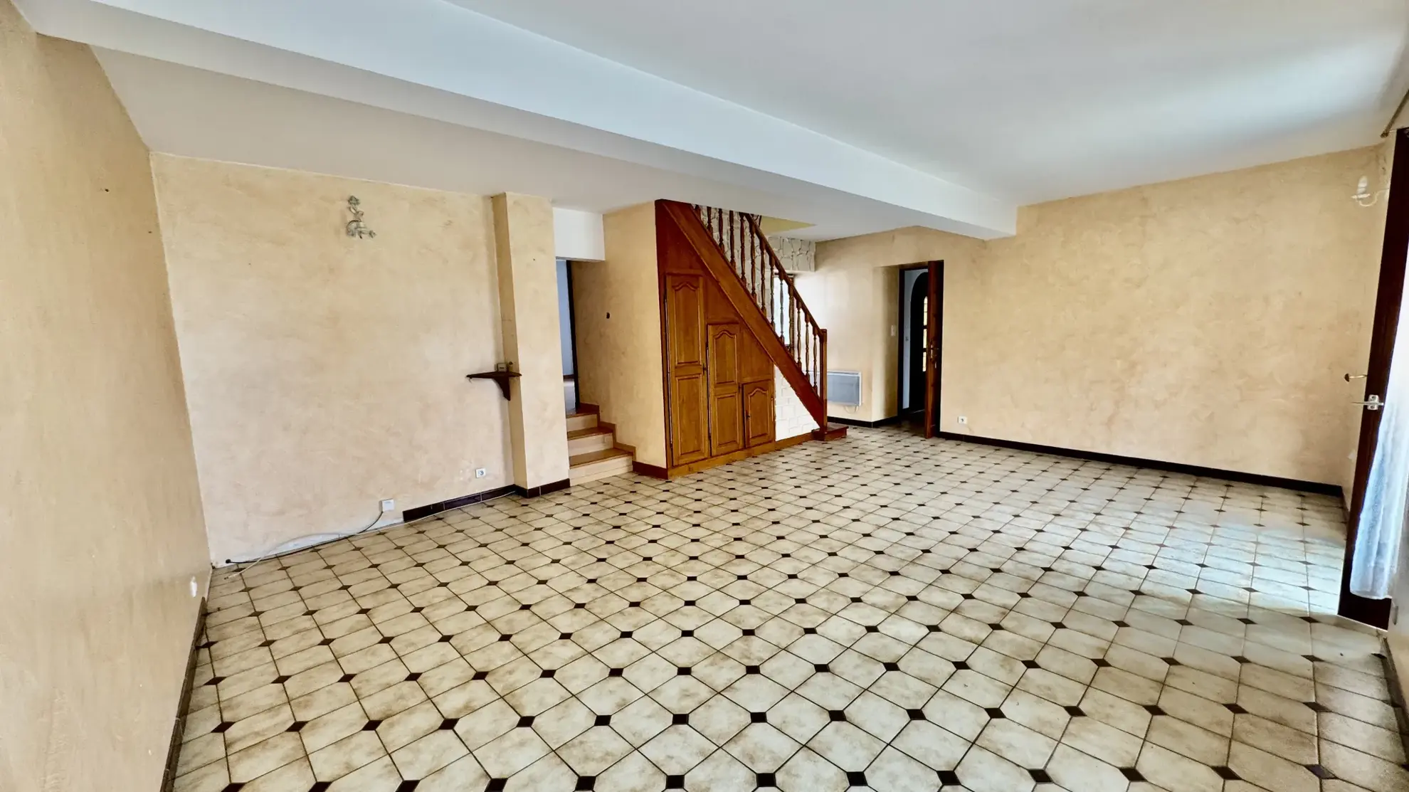 Maison à vendre à Issou avec jardin, garage et potentiel d'extension 