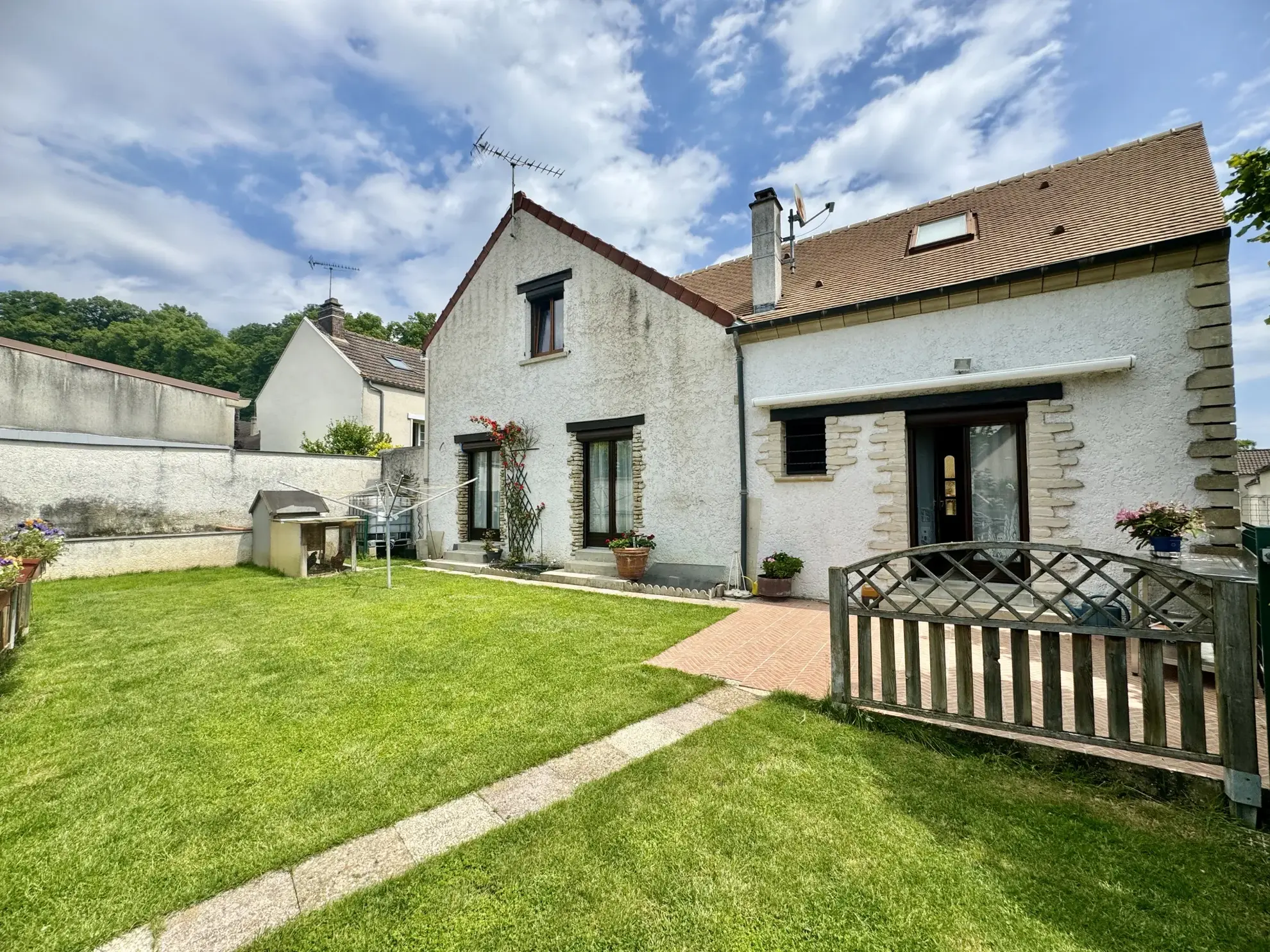 Maison à vendre à Issou avec jardin, garage et potentiel d'extension 