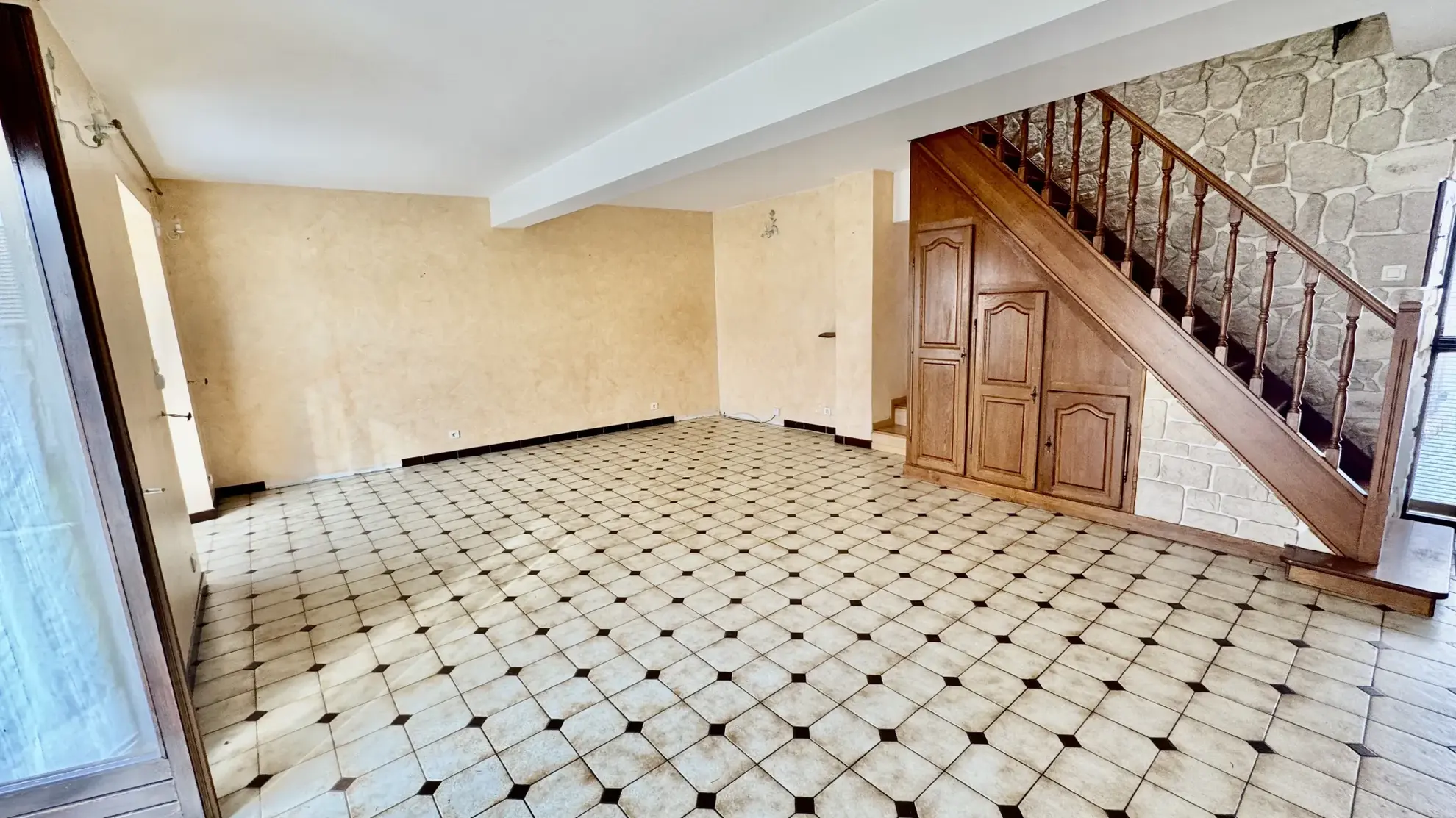 Maison à vendre à Issou avec jardin, garage et potentiel d'extension 