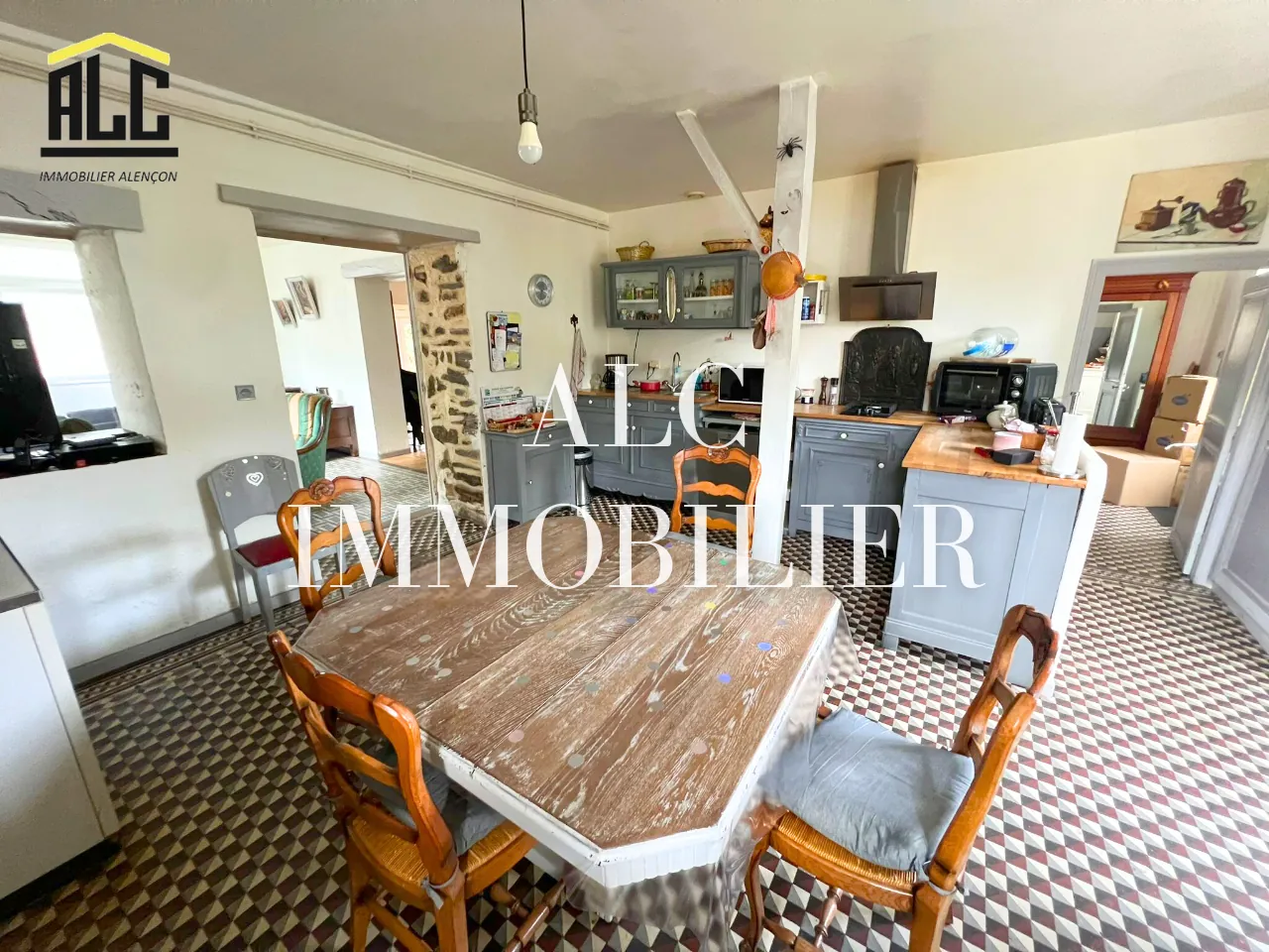 Belle maison en pierre de 135 m2 avec dépendances à Pré-en-Pail