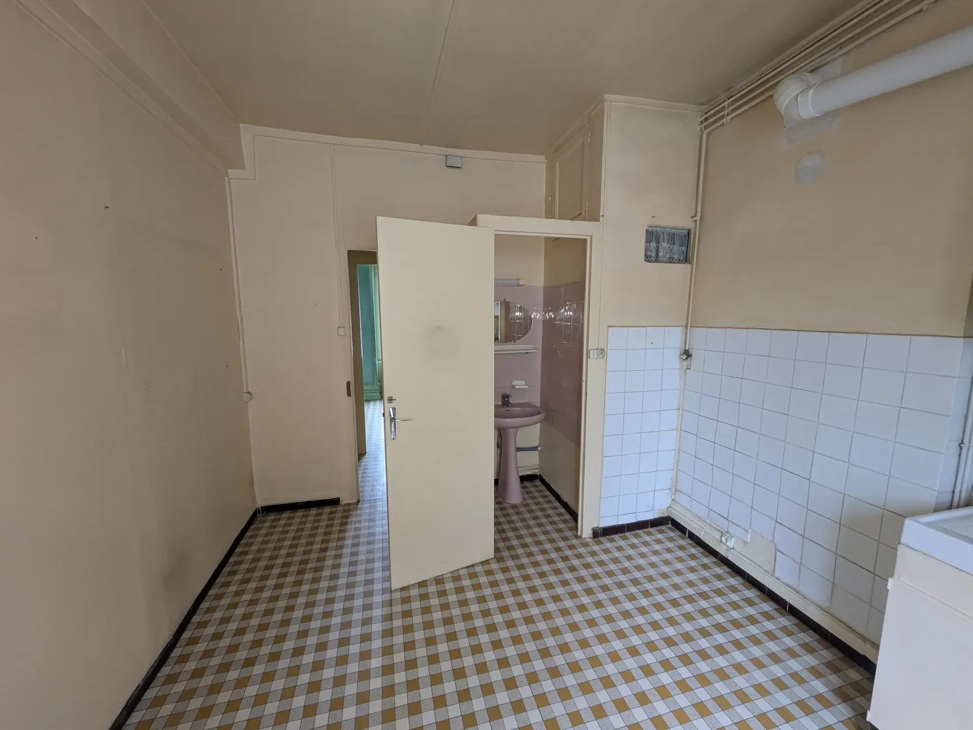 Appartement T3 à rénover de 55m² à Monplaisir, Lyon, idéal pour investissement 