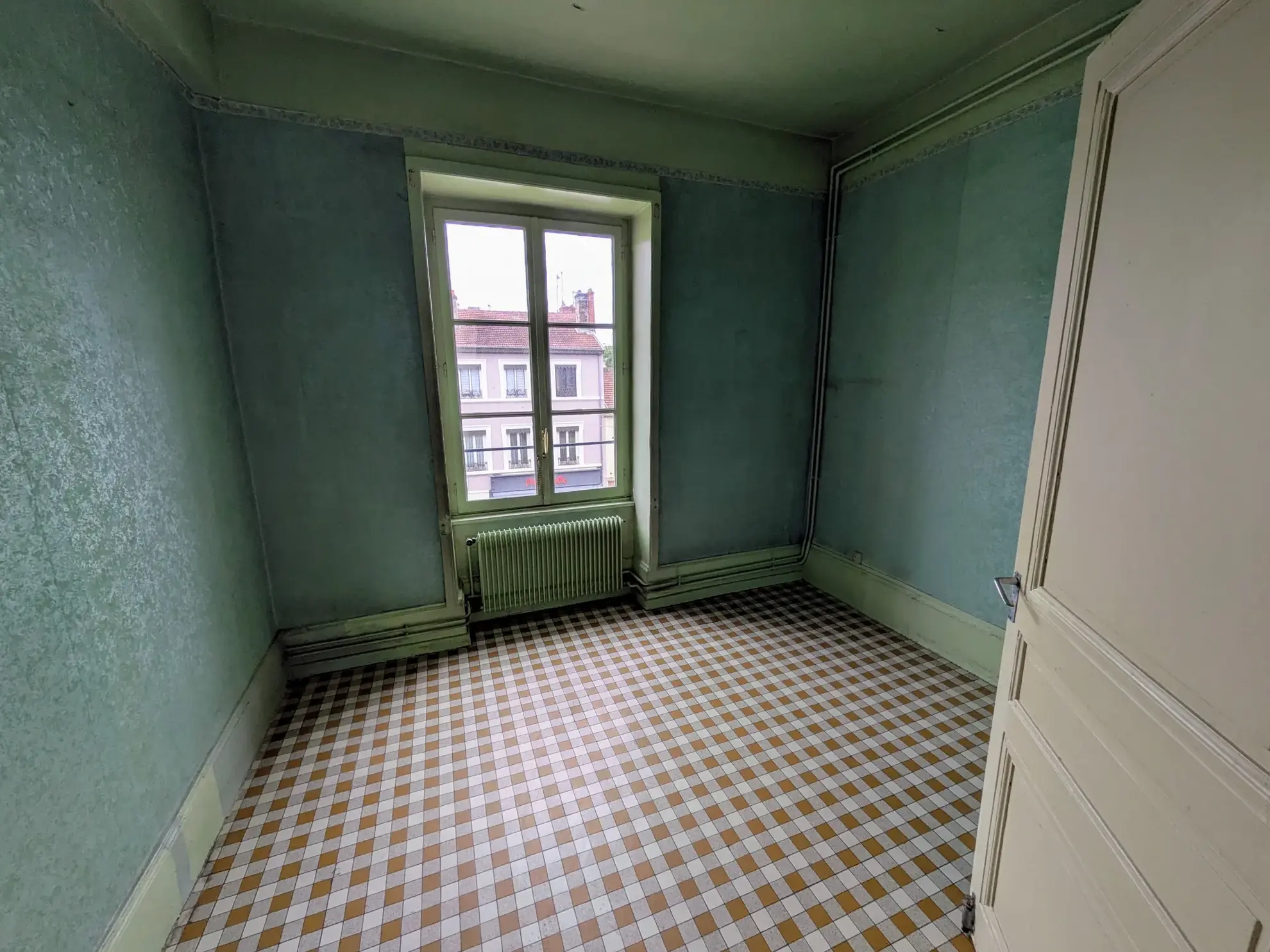 Appartement T3 à rénover de 55m² à Monplaisir, Lyon, idéal pour investissement 